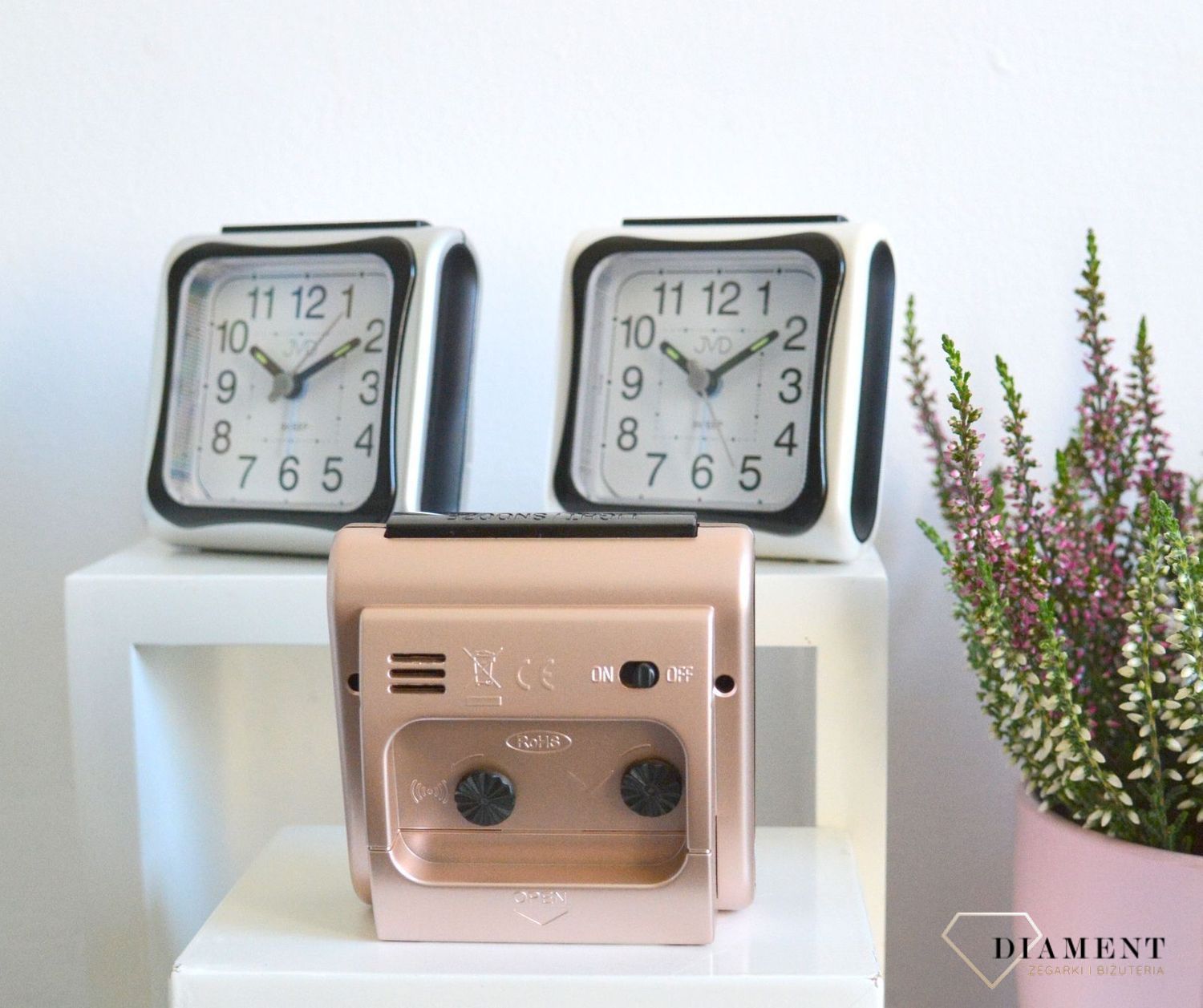 Prosty, klasyczny budzik w jasnych kolorach. Niewielki budzik z funkcją alarmu i podświetleniu tarczy..jpg