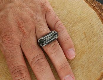 Pierścionek męski DIA-SYGNET-APARTI ze stali w odcieniach srebra i czerni. Stylowy sygnet z ozdobnym elementem 2,5 × 1,2 cm i szyną 5 mm. Elegancki dodatek dla nowoczesnego mężczyzny.2.jpg
