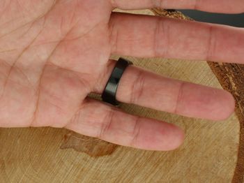 Pierścionek męski DIA-SYGNET-APARTI ze stali w odcieniach srebra i czerni. Stylowy sygnet z ozdobnym elementem 2,5 × 1,2 cm i szyną 5 mm. Elegancki dodatek dla nowoczesnego mężczyzny.4.jpg