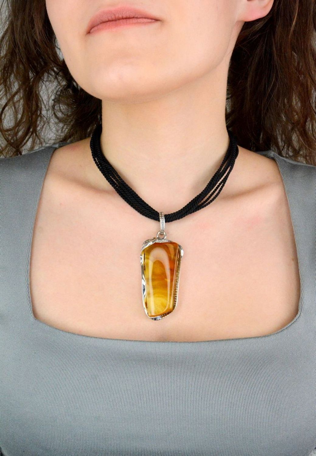 Naszyjnik czarny sznureczki ze srebrnym zapięciem DIA-SZNURKI-CZARNE-925. Ciekawy, oryginalny naszyjnik sznureczki to dodatek idealny na lato. Naszyjnik typu choker. Modny naszyjnik damski. Naszyjnik idealny na lato. Naszyjni.jpg