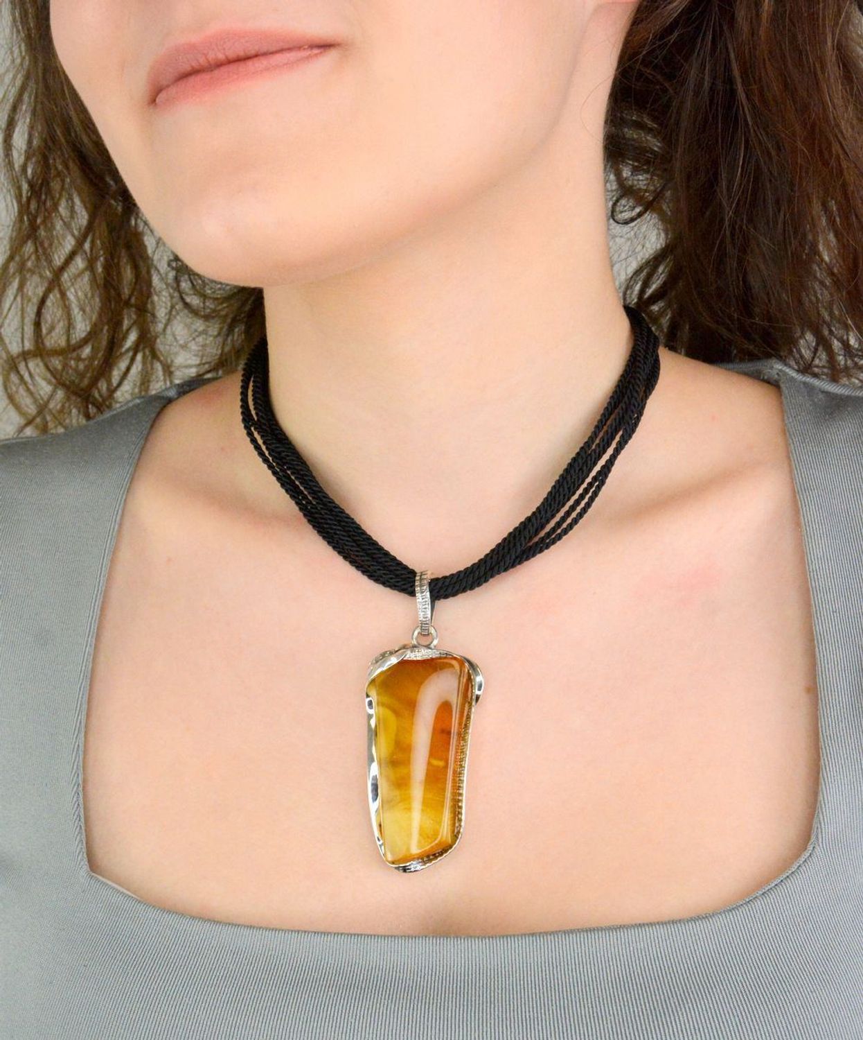 Naszyjnik czarny sznureczki ze srebrnym zapięciem DIA-SZNURKI-CZARNE-925. Ciekawy, oryginalny naszyjnik sznureczki to dodatek idealny na lato. Naszyjnik typu choker. Modny naszyjnik damski. Naszyjnik idealny na lato. Naszyjni.jpg