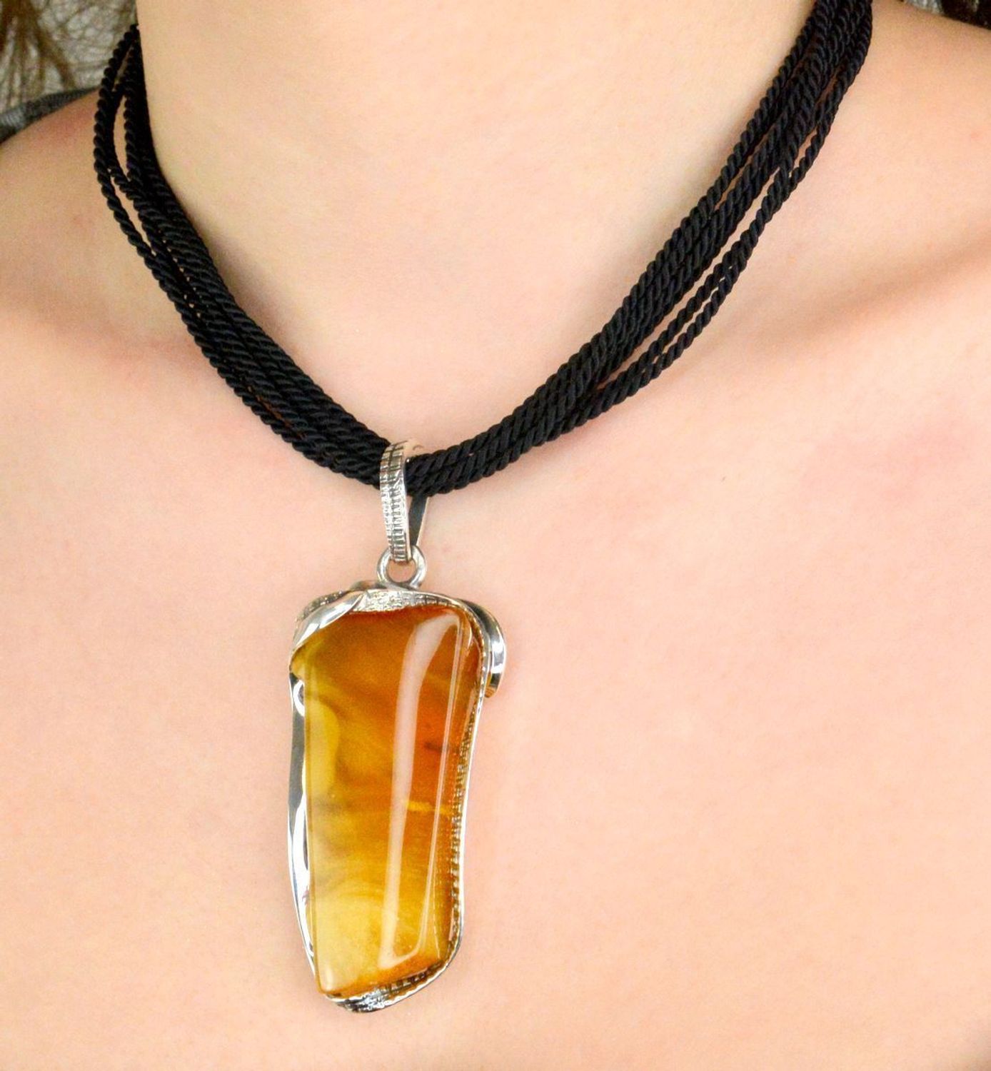 Naszyjnik czarny sznureczki ze srebrnym zapięciem DIA-SZNURKI-CZARNE-925. Ciekawy, oryginalny naszyjnik sznureczki to dodatek idealny na lato. Naszyjnik typu choker. Modny naszyjnik damski. Naszyjnik idealny na lato. Naszyjni.jpg