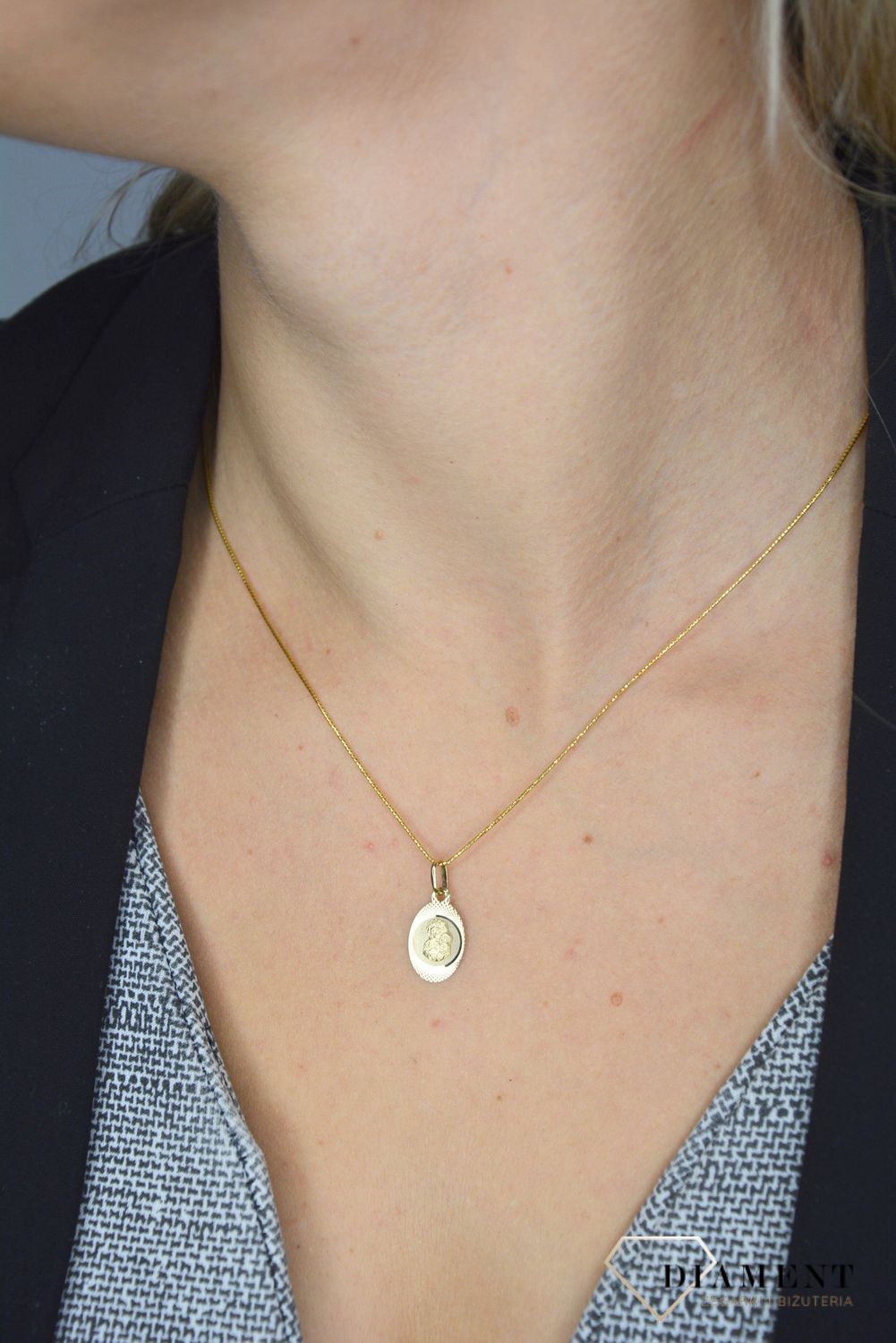 Złota zawieszka medalik z wizerunkiem Matki Boskiej Częstochowskiej DIA-ZAW-0110-585.jpg