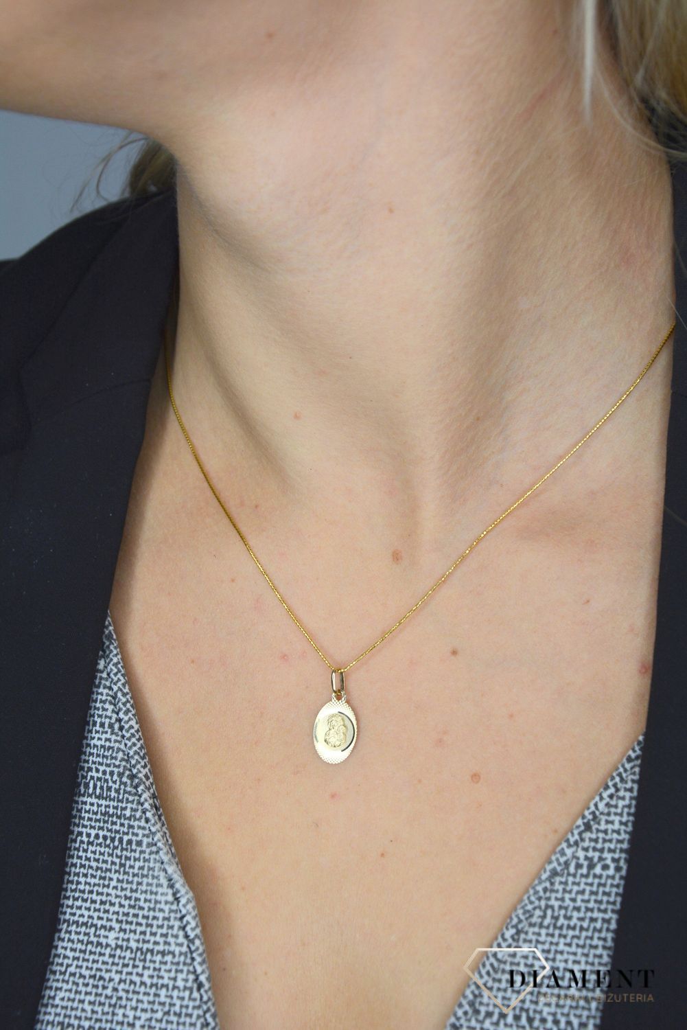 Złota zawieszka medalik z wizerunkiem Matki Boskiej Częstochowskiej DIA-ZAW-0110-585.jpg