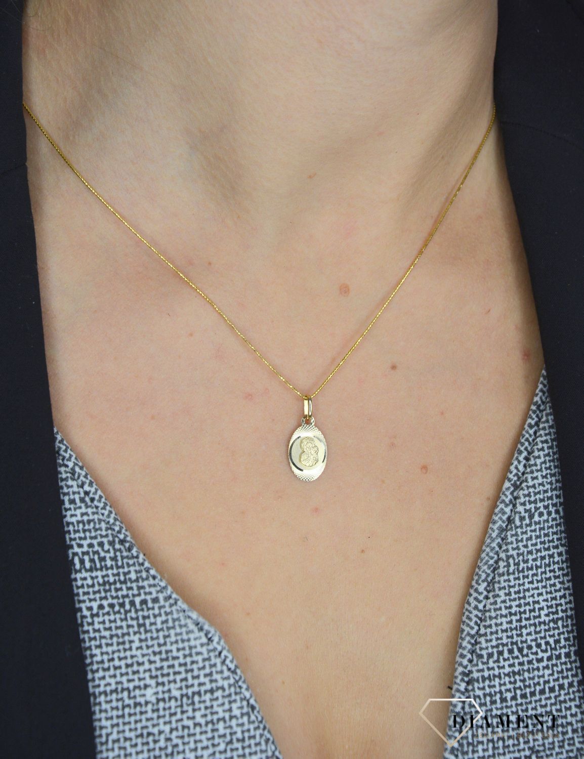 Złota zawieszka medalik z wizerunkiem Matki Boskiej Częstochowskiej DIA-ZAW-0110-585.jpg