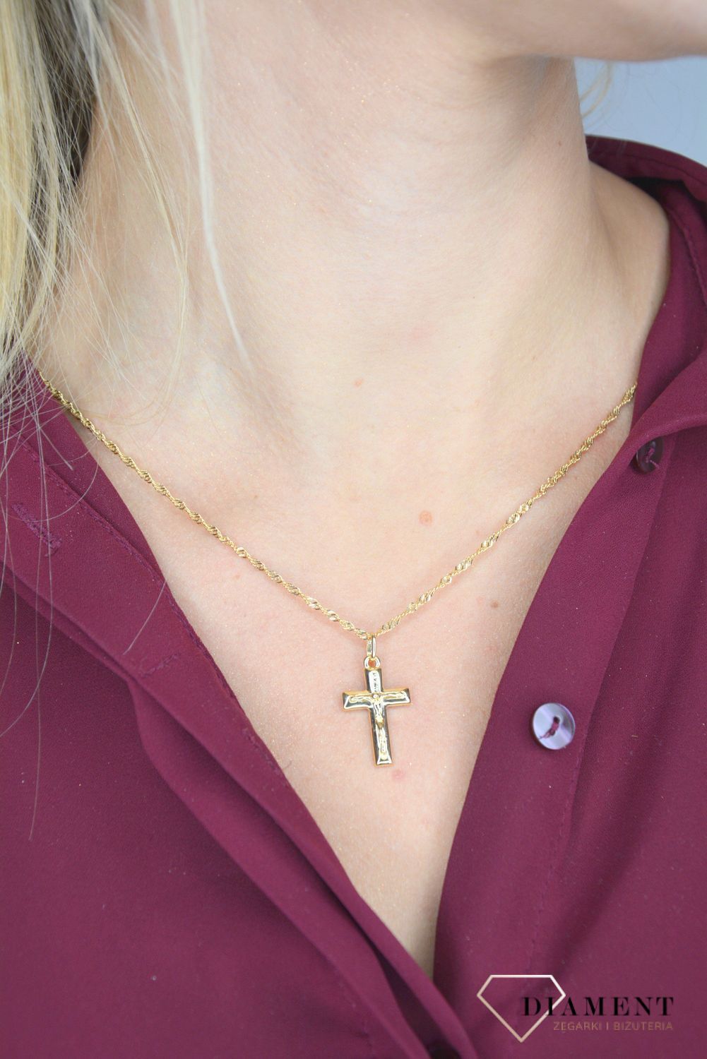 Złota zawieszka na łańcuszek krzyżyk ze złotym wizerunkiem  DIA-ZAW-0117-585.jpg