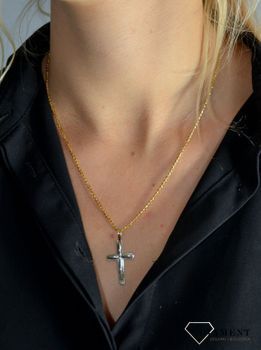 Złoty wisiorek krzyżyk z białym złotym to biżuteria sakralna, która sprawdzi się jako prezent na takie okazje jak chrzest, bierzmowanie czy komunia (2).JPG