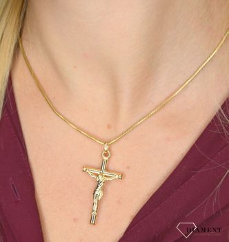 Złoty wisiorek krzyżyk z wizerunkiem Pana Jezusa to biżuteria sakralna, która sprawdzi się jako prezent na takie okazje jak chrzest, bierzmowanie czy komunia (2).JPG