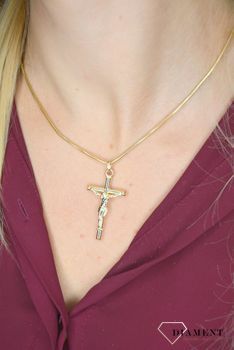 Złoty wisiorek krzyżyk z wizerunkiem Pana Jezusa to biżuteria sakralna, która sprawdzi się jako prezent na takie okazje jak chrzest, bierzmowanie czy komunia (3).JPG