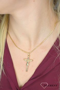 Złoty wisiorek krzyżyk z wizerunkiem Pana Jezusa to biżuteria sakralna, która sprawdzi się jako prezent na takie okazje jak chrzest, bierzmowanie czy komunia (4).JPG