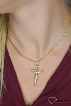 Złoty wisiorek krzyżyk z wizerunkiem Pana Jezusa to biżuteria sakralna, która sprawdzi się jako prezent na takie okazje jak chrzest, bierzmowanie czy komunia (6).JPG
