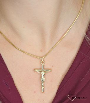 Złoty wisiorek krzyżyk z wizerunkiem Pana Jezusa to biżuteria sakralna, która sprawdzi się jako prezent na takie okazje jak chrzest, bierzmowanie czy komunia (7).JPG