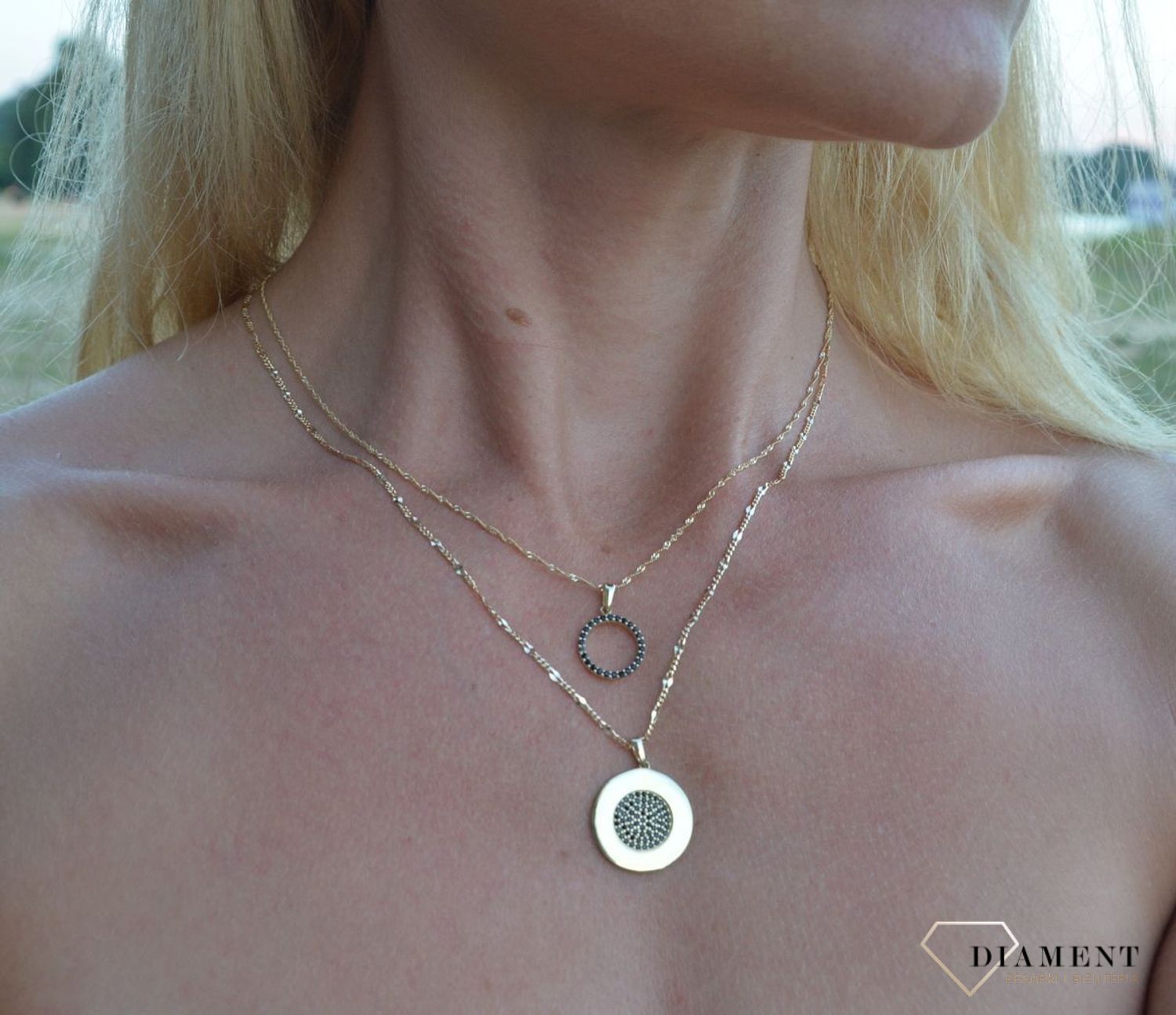 Złota okrągła zawieszka 585 ozdobiona cyrkonią DIA-ZAW-0390-585.jpg