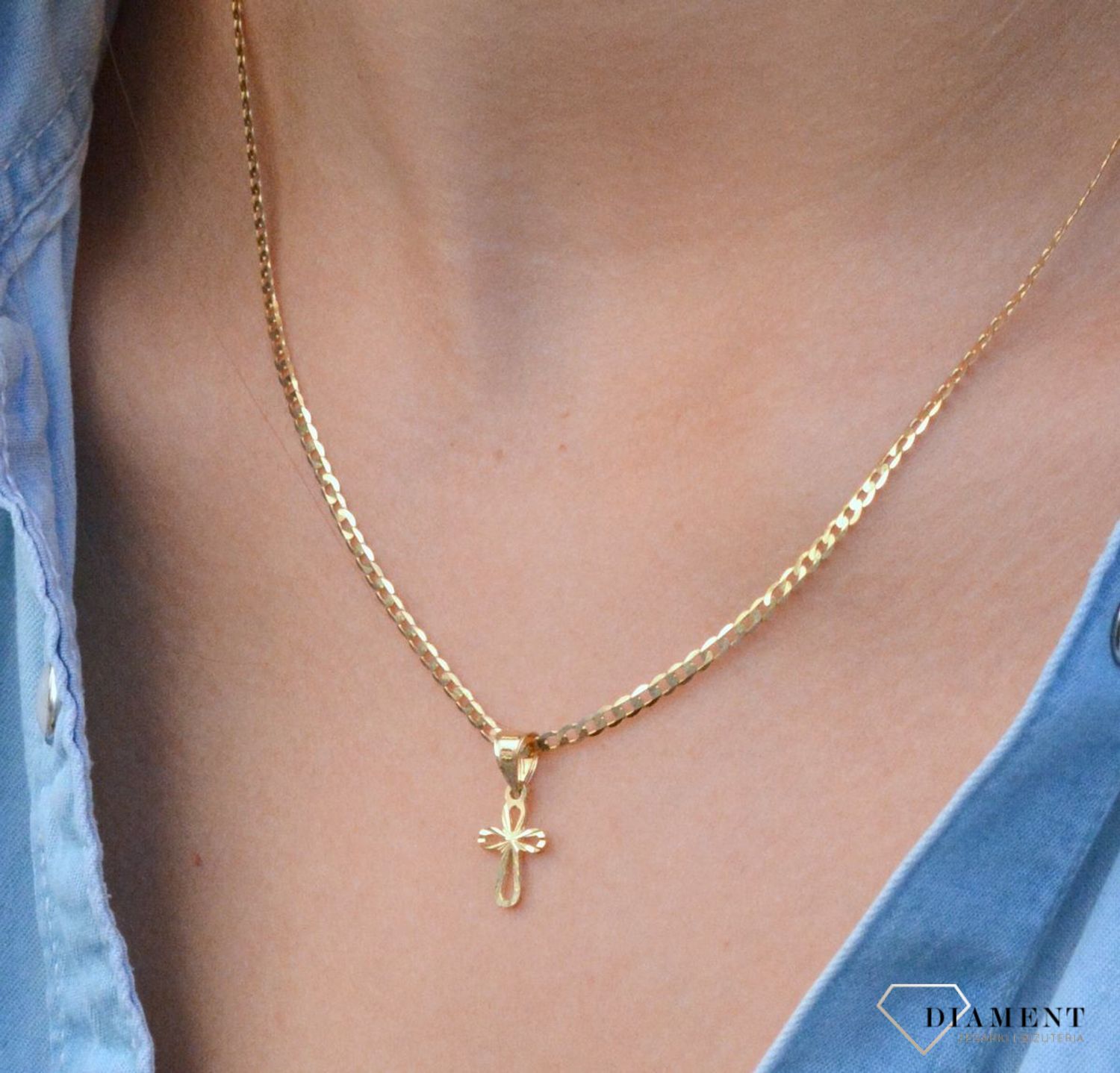 Złota zawieszka na łańcuszek krzyżyk mały diamentowany DIA-ZAW-0452-585. Złoty wisiorek krzyżyk to biżuteria sakralna, która sprawdzi się jako prezent na takie okazje jak chrzest, bierzmowanie czy komunia..jpg