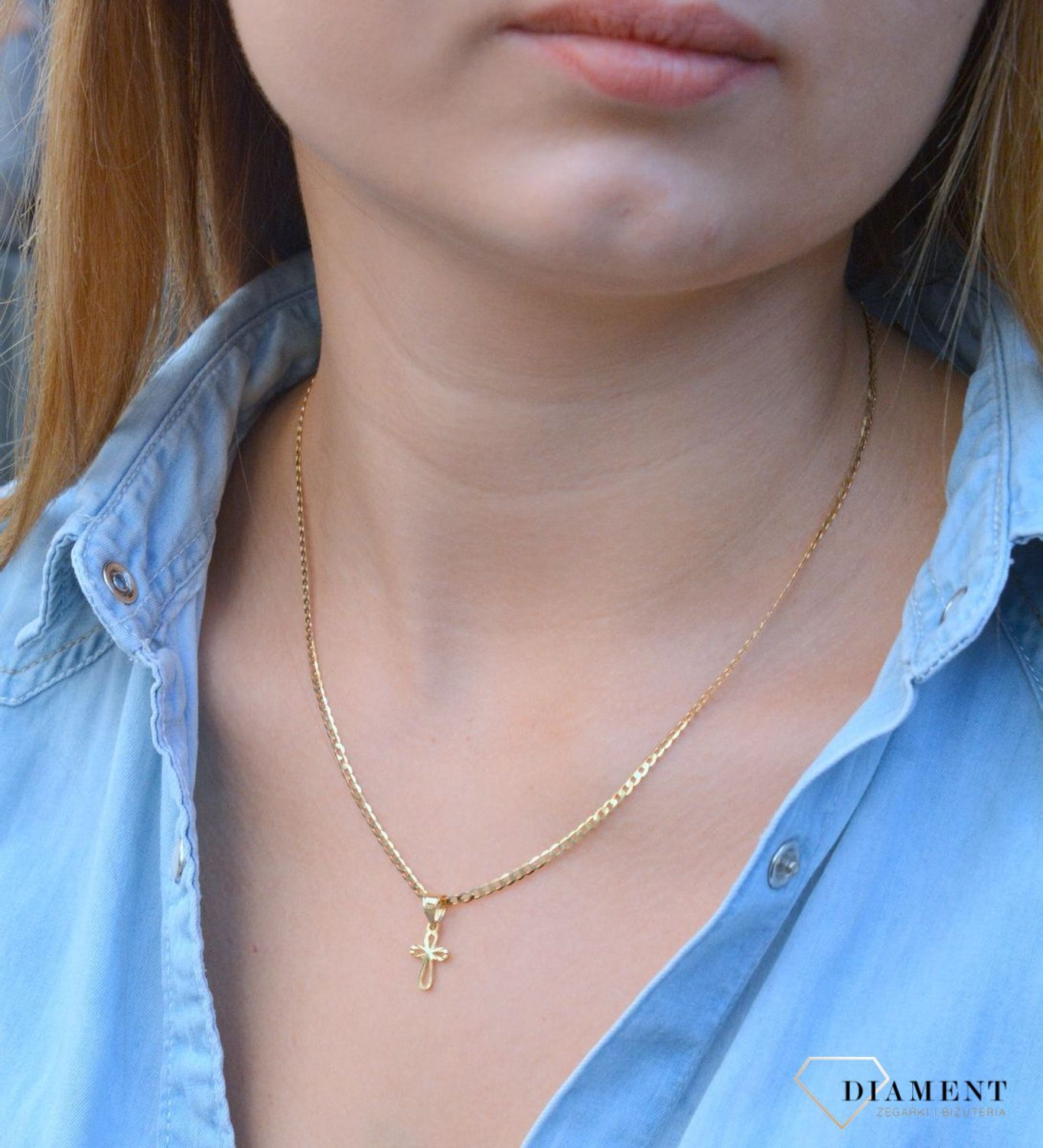 Złota zawieszka na łańcuszek krzyżyk mały diamentowany DIA-ZAW-0452-585. Złoty wisiorek krzyżyk to biżuteria sakralna, która sprawdzi się jako prezent na takie okazje jak chrzest, bierzmowanie czy komunia..jpg
