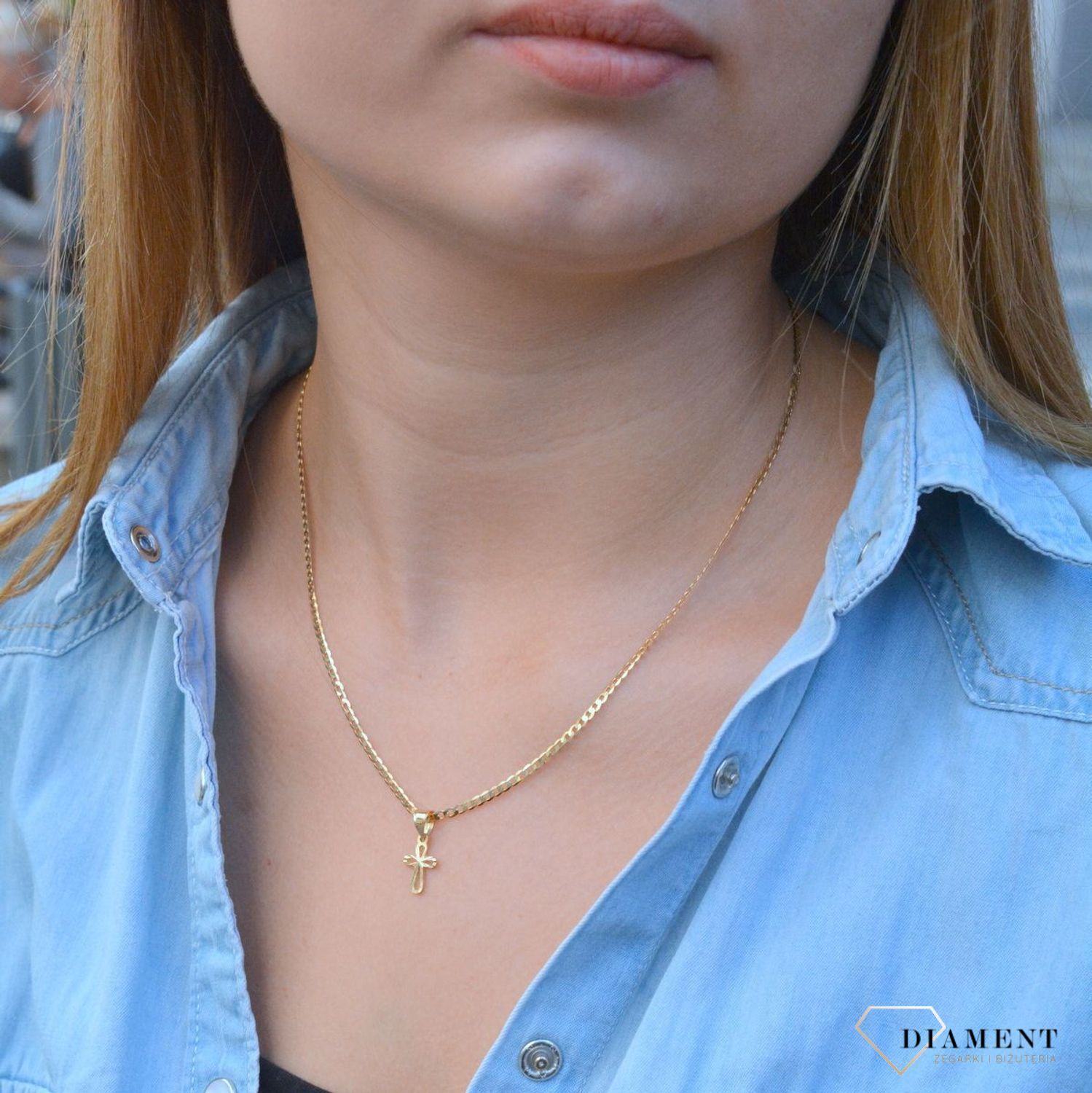 Złota zawieszka na łańcuszek krzyżyk mały diamentowany DIA-ZAW-0452-585. Złoty wisiorek krzyżyk to biżuteria sakralna, która sprawdzi się jako prezent na takie okazje jak chrzest, bierzmowanie czy komunia..jpg