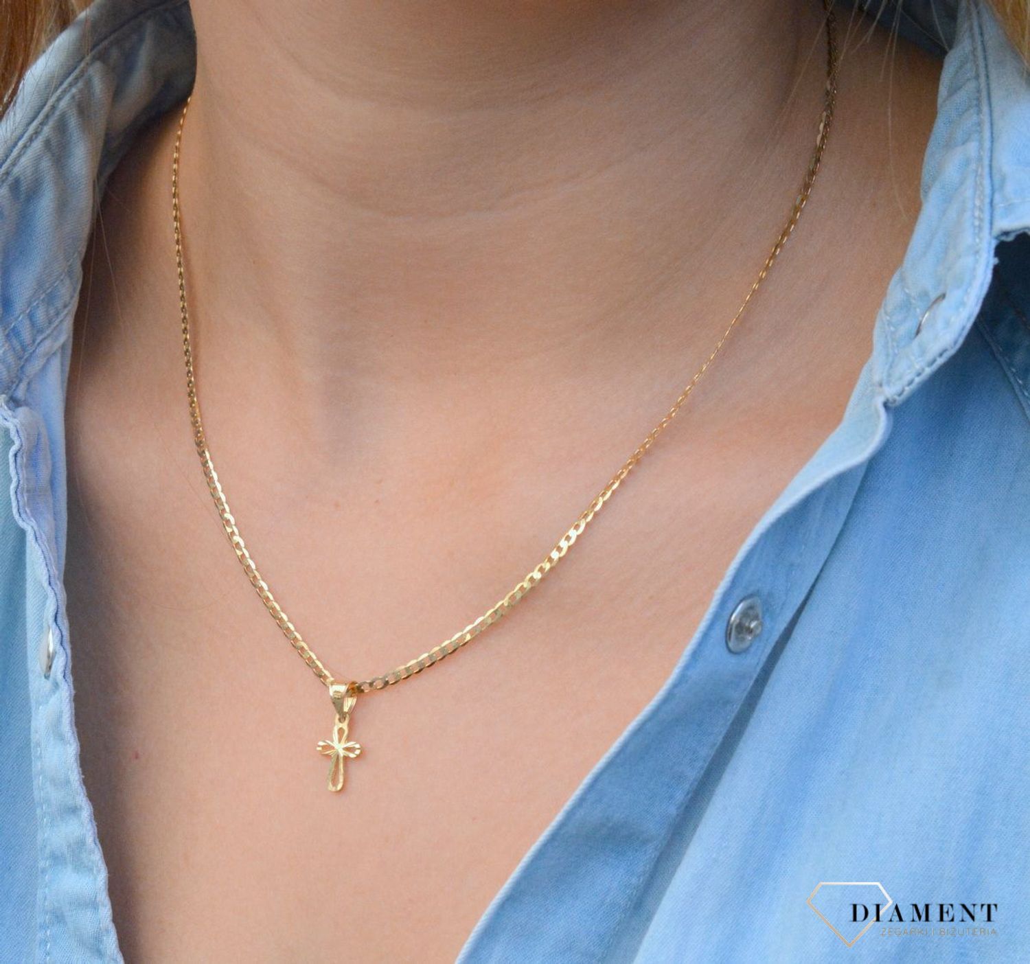 Złota zawieszka na łańcuszek krzyżyk mały diamentowany DIA-ZAW-0452-585. Złoty wisiorek krzyżyk to biżuteria sakralna, która sprawdzi się jako prezent na takie okazje jak chrzest, bierzmowanie czy komunia..jpg
