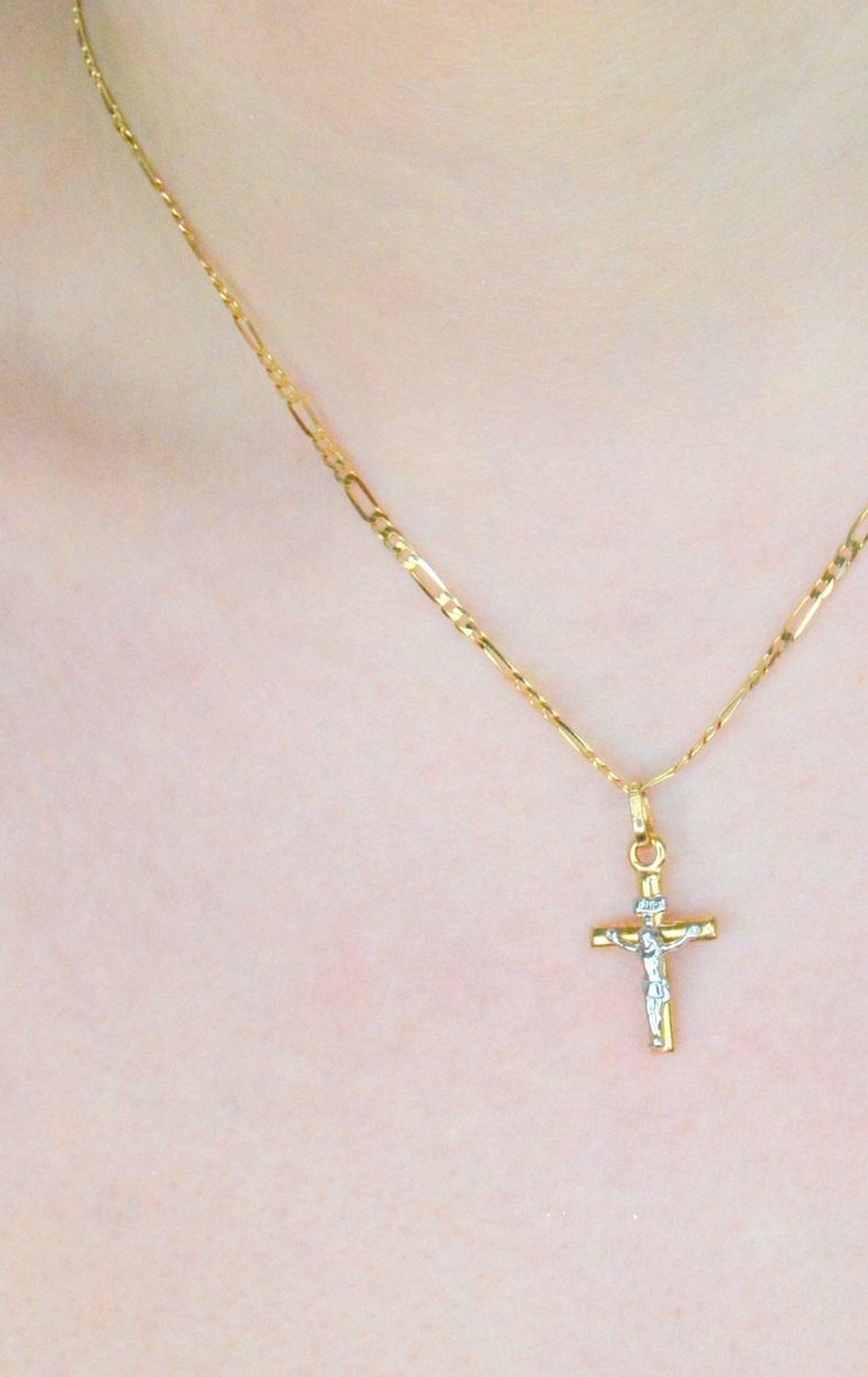 Zawieszka złoty krzyż z wizerunkiem Jezusa białe złoto próba 585, DIA-ZAW-0453-585. Złoty wisiorek krzyżyk, wykonany z żółtego i białego złota. Biżuteria sakralna. 1.jpg