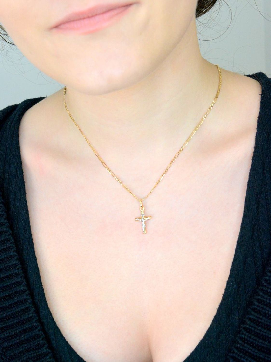 Zawieszka złoty krzyż z wizerunkiem Jezusa białe złoto próba 585, DIA-ZAW-0453-585. Złoty wisiorek krzyżyk, wykonany z żółtego i białego złota. Biżuteria sakralna. 1.jpg