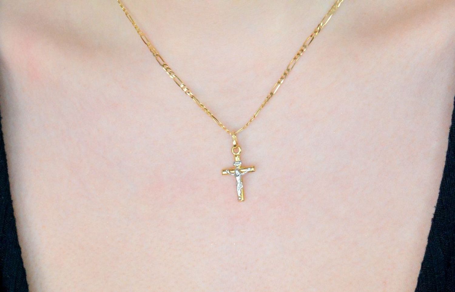 Zawieszka złoty krzyż z wizerunkiem Jezusa białe złoto próba 585, DIA-ZAW-0453-585. Złoty wisiorek krzyżyk, wykonany z żółtego i białego złota. Biżuteria sakralna. 1.jpg