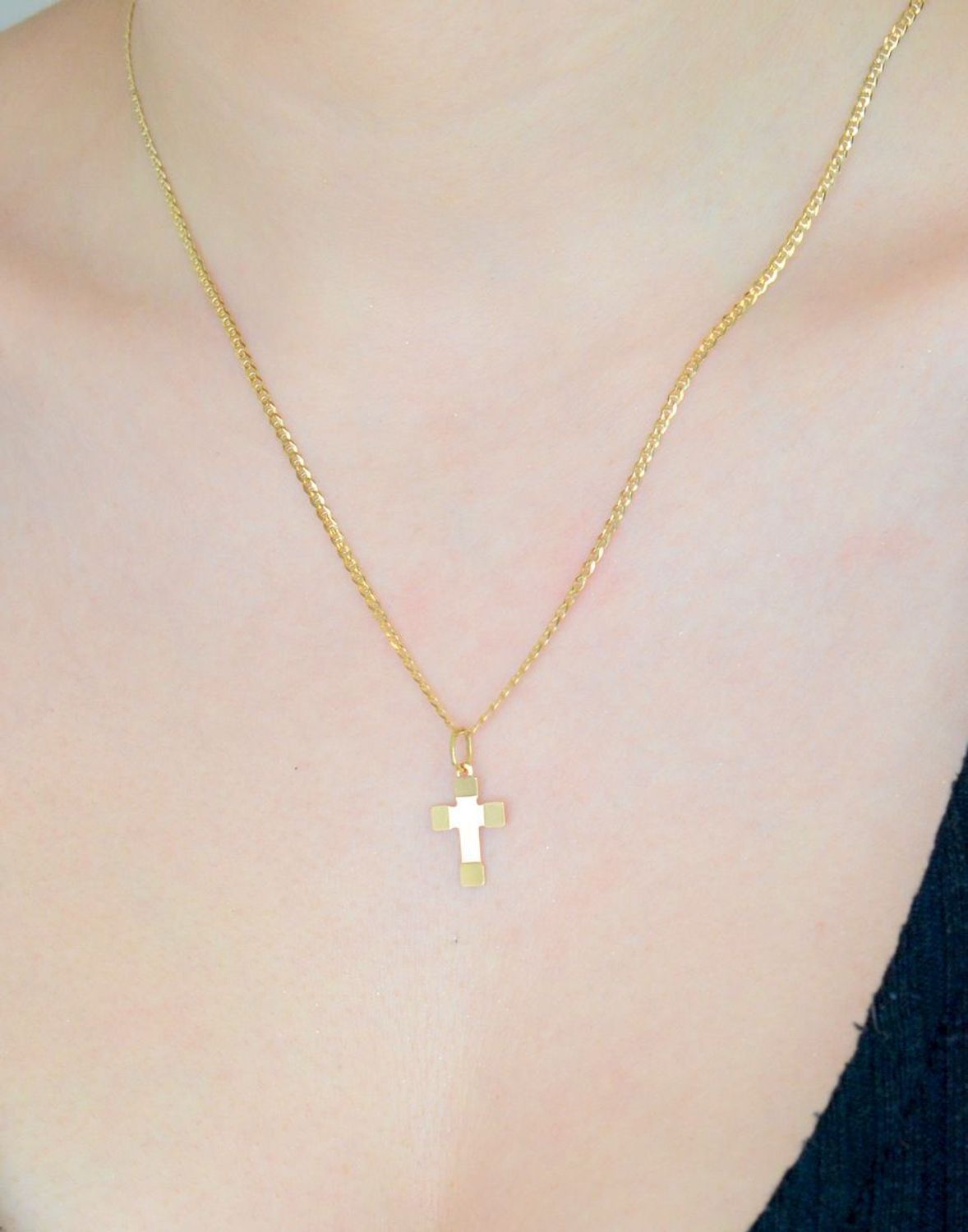 Złoty krzyż zawieszka, próba 585 DIA-ZAW-0460-585. Zawieszka krzyżyk. pomysł na prezent z okazji chrztu, pierwszej komunii, jubileuszu. Złoty krzyż. Zawieszki męskie złote. Biżuteria sakralna.11.jpg