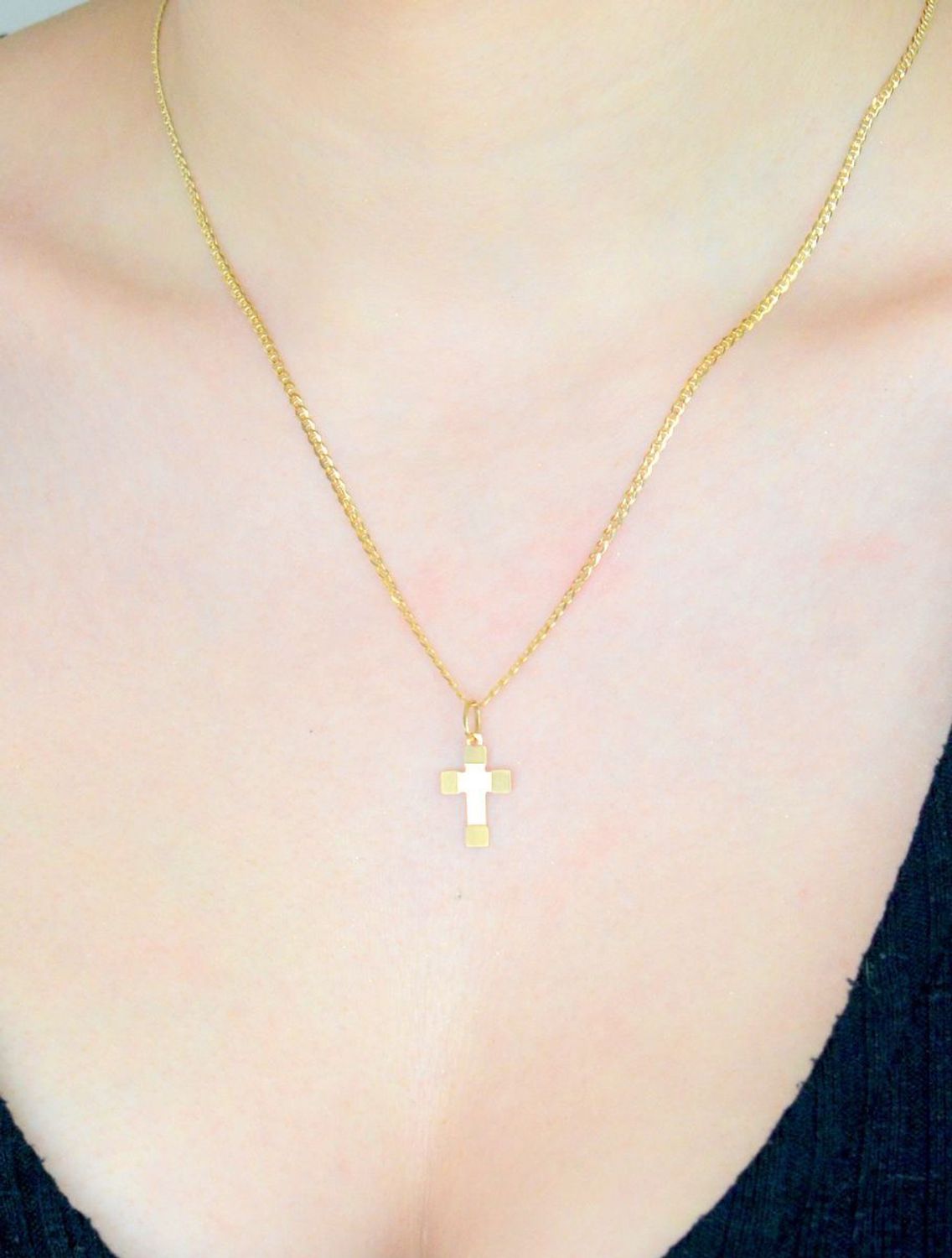 Złoty krzyż zawieszka, próba 585 DIA-ZAW-0460-585. Zawieszka krzyżyk. pomysł na prezent z okazji chrztu, pierwszej komunii, jubileuszu. Złoty krzyż. Zawieszki męskie złote. Biżuteria sakralna.11.jpg