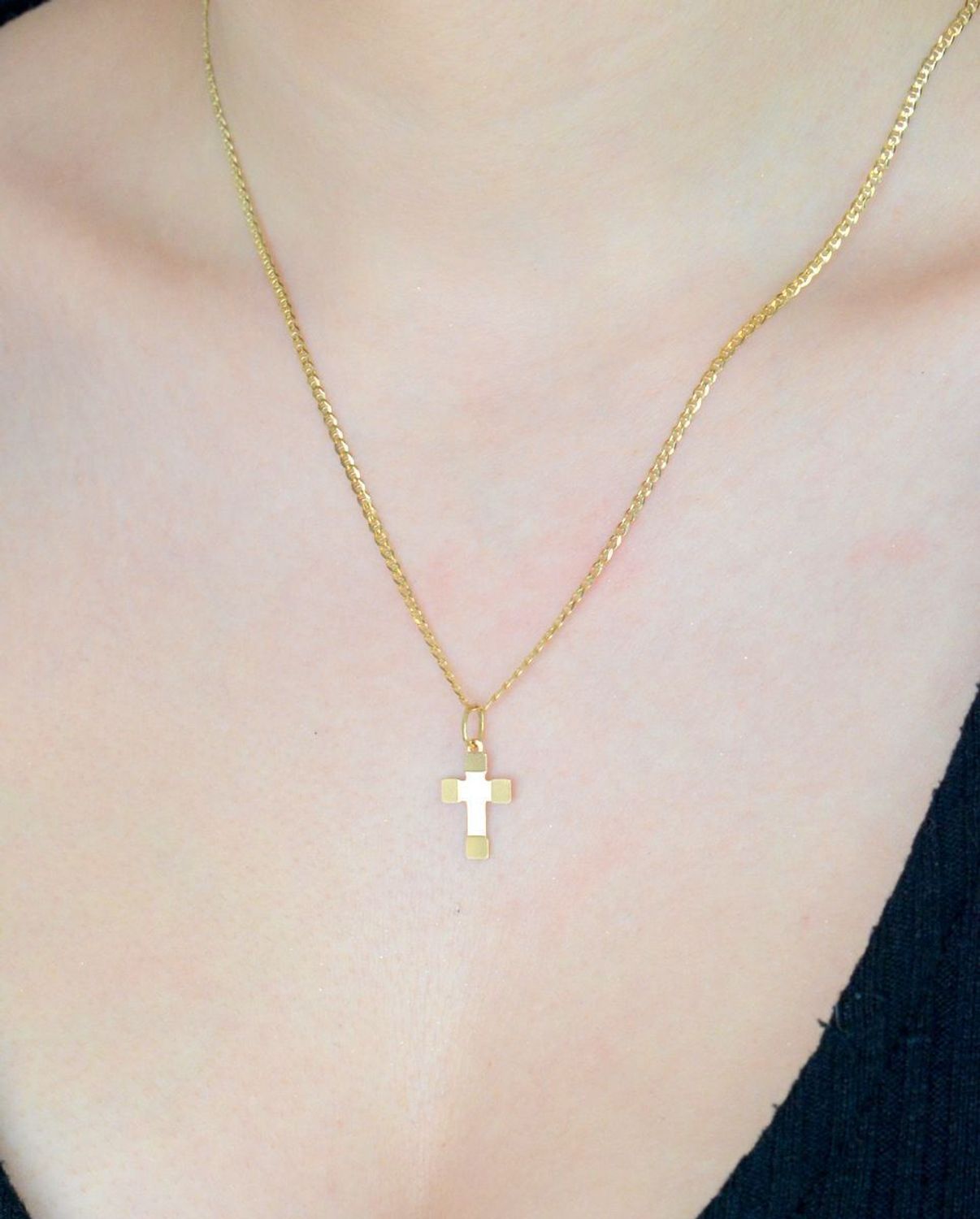 Złoty krzyż zawieszka, próba 585 DIA-ZAW-0460-585. Zawieszka krzyżyk. pomysł na prezent z okazji chrztu, pierwszej komunii, jubileuszu. Złoty krzyż. Zawieszki męskie złote. Biżuteria sakralna.11.jpg