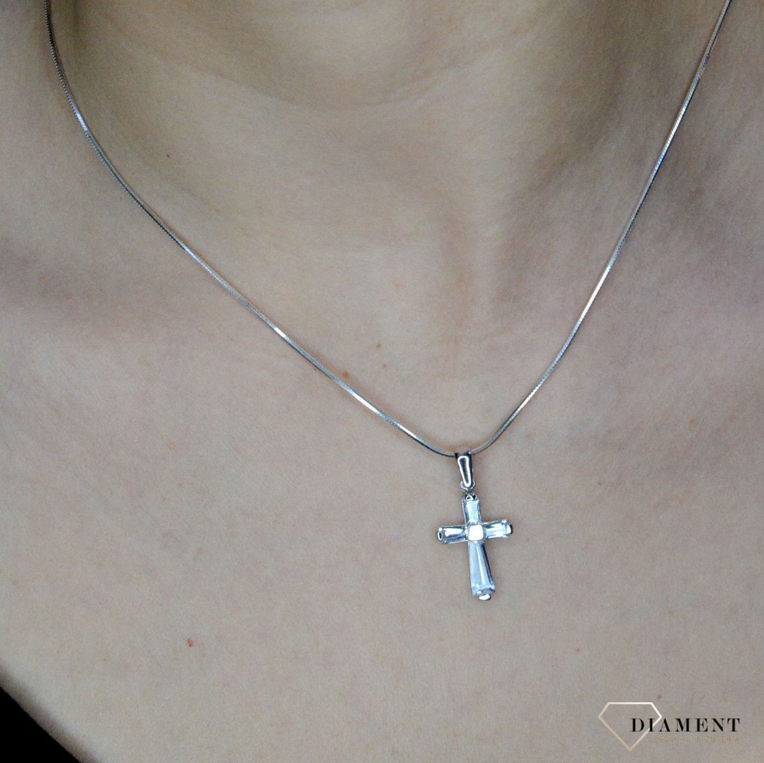 Złota zawieszka 585 krzyżyk w białym złocie DIA-ZAW-0463-585. Krzyżyk będzie wspaniałą pamiątką i prezentem na różne okazje jak chrzest, bierzmowanie czy pierwsza komunia. Krzyżyk wykonany z próby złota 585. Na prezent..jpg