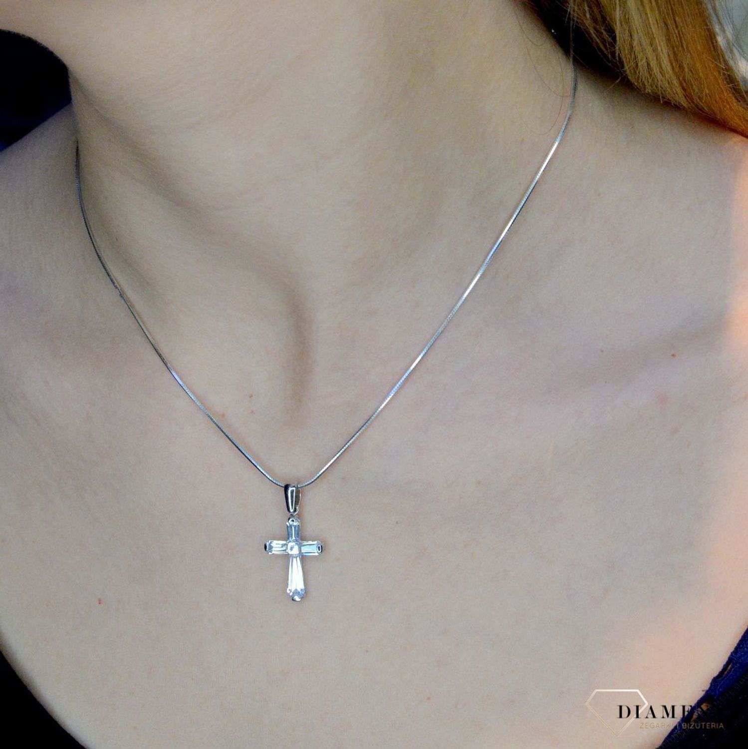 Złota zawieszka 585 krzyżyk w białym złocie DIA-ZAW-0463-585. Krzyżyk będzie wspaniałą pamiątką i prezentem na różne okazje jak chrzest, bierzmowanie czy pierwsza komunia. Krzyżyk wykonany z próby złota 585. Na prezent..jpg