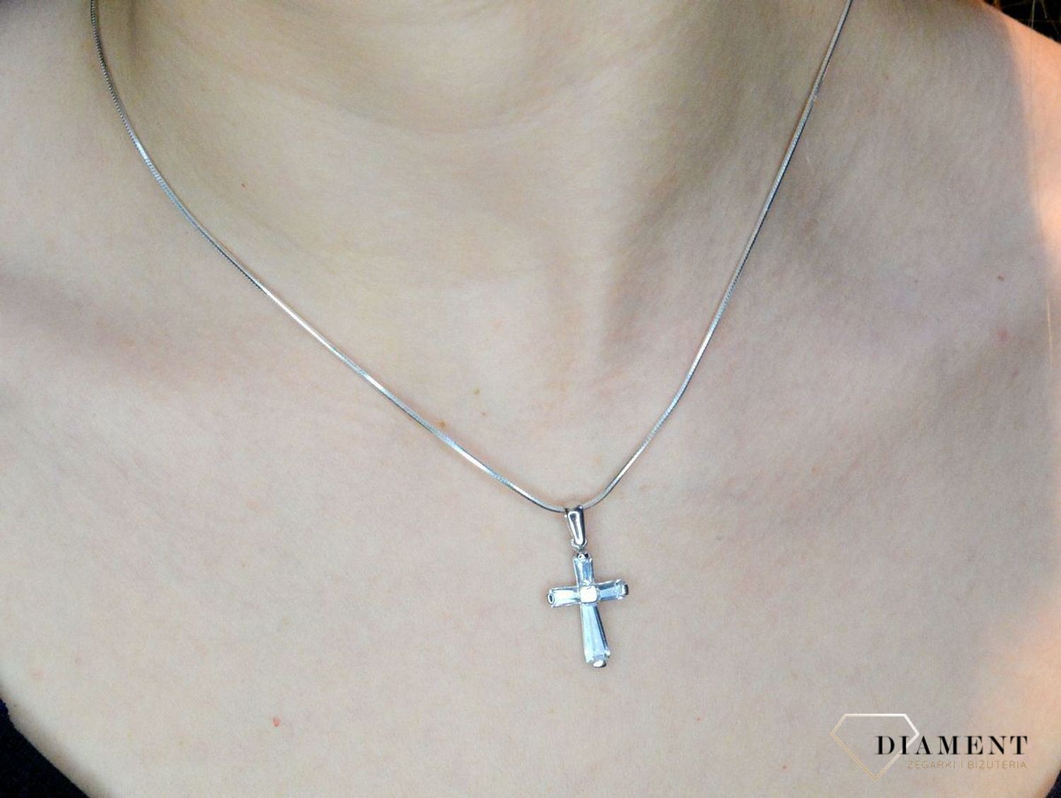 Złota zawieszka 585 krzyżyk w białym złocie DIA-ZAW-0463-585. Krzyżyk będzie wspaniałą pamiątką i prezentem na różne okazje jak chrzest, bierzmowanie czy pierwsza komunia. Krzyżyk wykonany z próby złota 585. Na prezent..jpg