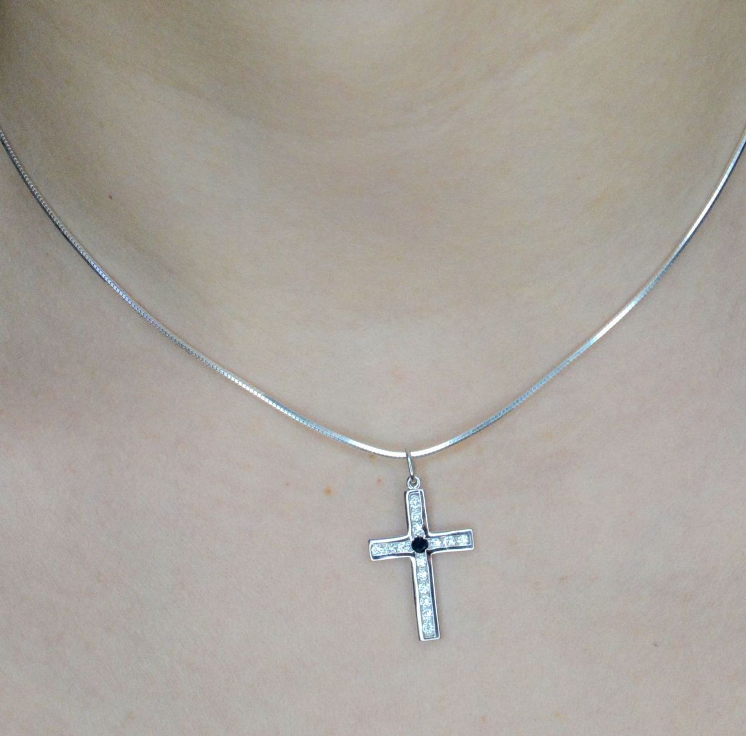 Złota zawieszka 585 krzyżyk w białym złocie z cyrkoniami DIA-ZAW-0464-585. Krzyżyk będzie wspaniałą pamiątką i prezentem na różne okazje jak chrzest, bierzmowanie czy pierwsza komunia. Krzyżyk wykonany z próby złota 585. Na pr.jpg