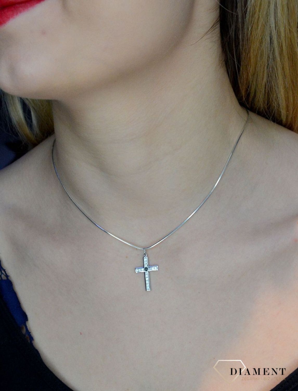 Złota zawieszka 585 krzyżyk w białym złocie z cyrkoniami DIA-ZAW-0464-585. Krzyżyk będzie wspaniałą pamiątką i prezentem na różne okazje jak chrzest, bierzmowanie czy pierwsza komunia. Krzyżyk wykonany z próby złota 585. Na pr.jpg