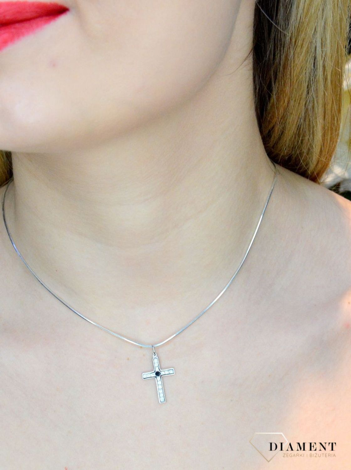 Złota zawieszka 585 krzyżyk w białym złocie z cyrkoniami DIA-ZAW-0464-585. Krzyżyk będzie wspaniałą pamiątką i prezentem na różne okazje jak chrzest, bierzmowanie czy pierwsza komunia. Krzyżyk wykonany z próby złota 585. Na pr.jpg