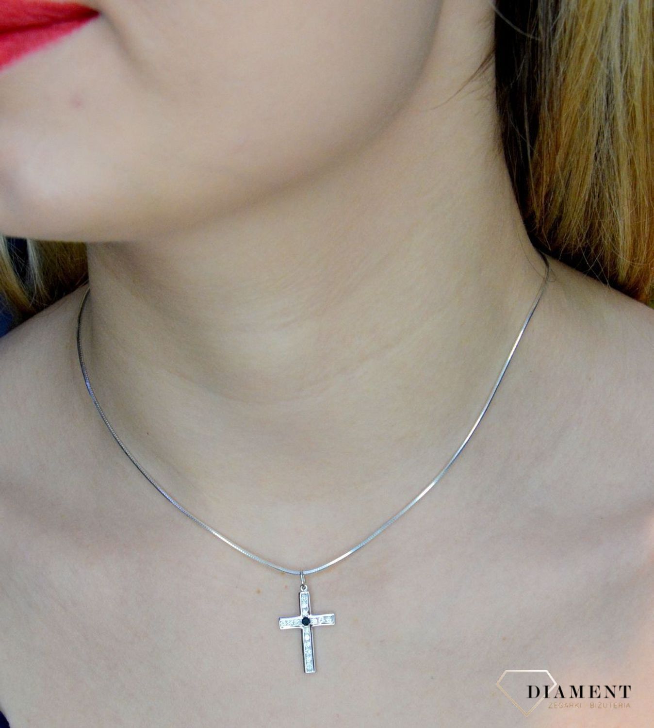 Złota zawieszka 585 krzyżyk w białym złocie z cyrkoniami DIA-ZAW-0464-585. Krzyżyk będzie wspaniałą pamiątką i prezentem na różne okazje jak chrzest, bierzmowanie czy pierwsza komunia. Krzyżyk wykonany z próby złota 585. Na pr.jpg