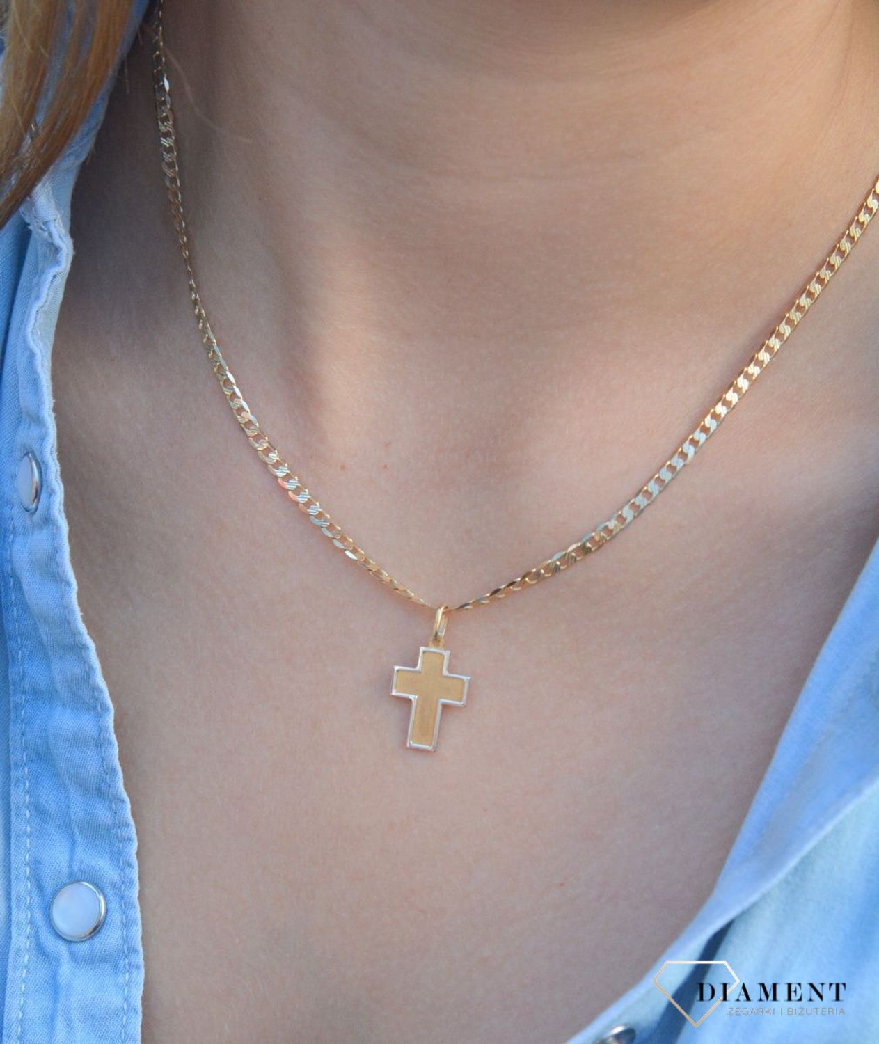 Złota zawieszka na łańcuszek krzyżyk matowy z białym złotem DIA-ZAW-0471-585. Złoty wisiorek krzyżyk to biżuteria sakralna, która sprawdzi się jako prezent na takie okazje jak chrzest, bierzmowanie czy komunia..jpg