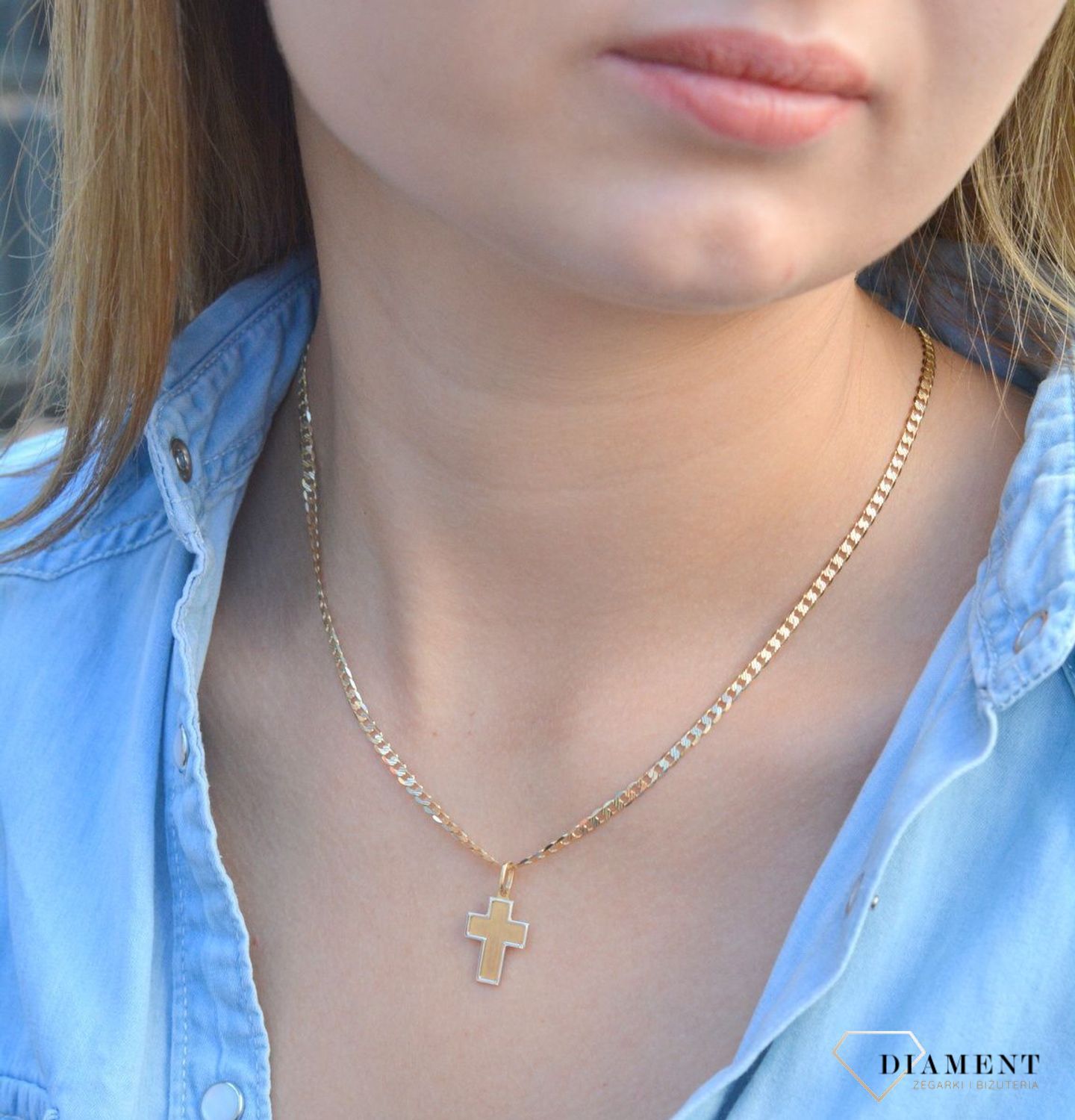Złota zawieszka na łańcuszek krzyżyk matowy z białym złotem DIA-ZAW-0471-585. Złoty wisiorek krzyżyk to biżuteria sakralna, która sprawdzi się jako prezent na takie okazje jak chrzest, bierzmowanie czy komunia..jpg