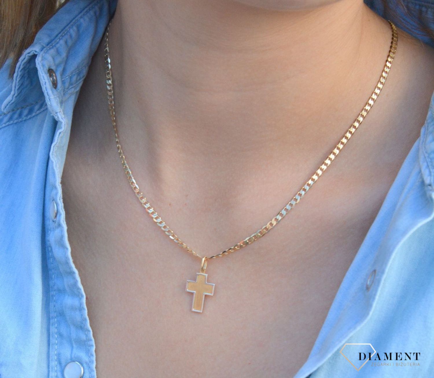 Złota zawieszka na łańcuszek krzyżyk matowy z białym złotem DIA-ZAW-0471-585. Złoty wisiorek krzyżyk to biżuteria sakralna, która sprawdzi się jako prezent na takie okazje jak chrzest, bierzmowanie czy komunia..jpg