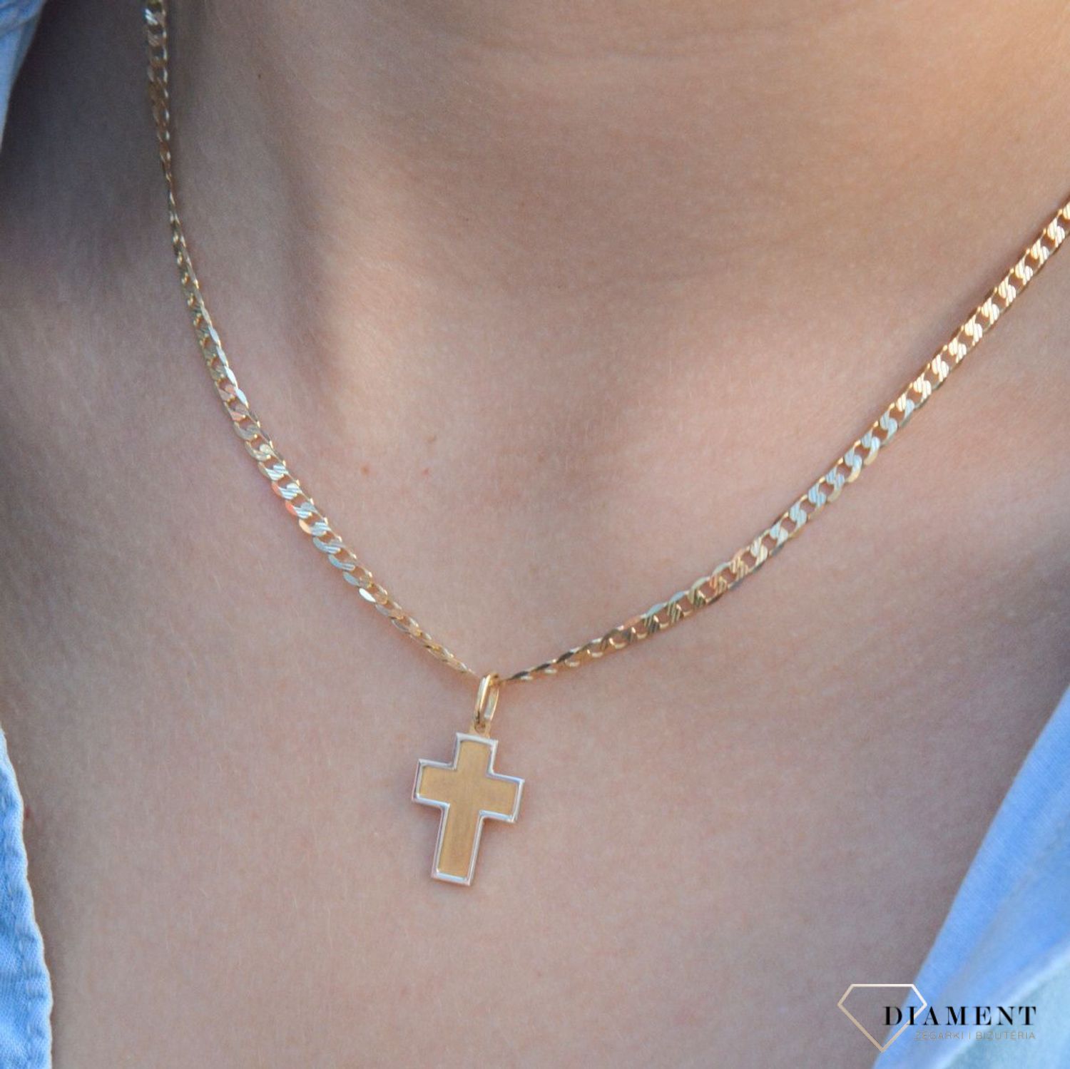 Złota zawieszka na łańcuszek krzyżyk matowy z białym złotem DIA-ZAW-0471-585. Złoty wisiorek krzyżyk to biżuteria sakralna, która sprawdzi się jako prezent na takie okazje jak chrzest, bierzmowanie czy komunia..jpg