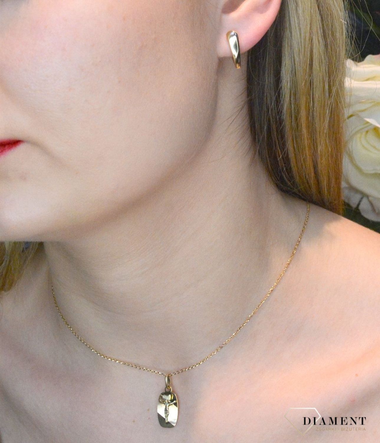 Złoty medalik 585 z wizerunkiem Jezusa na krzyżu DIA-ZAW-0474-585. Medalik będący wspaniałą pamiątką i prezentem z okazji chrztu, komunii czy bierzmowania. Zawieszka wykonana ze złota próby 585 Piękna biżuteria o bogatej symbo.jpg