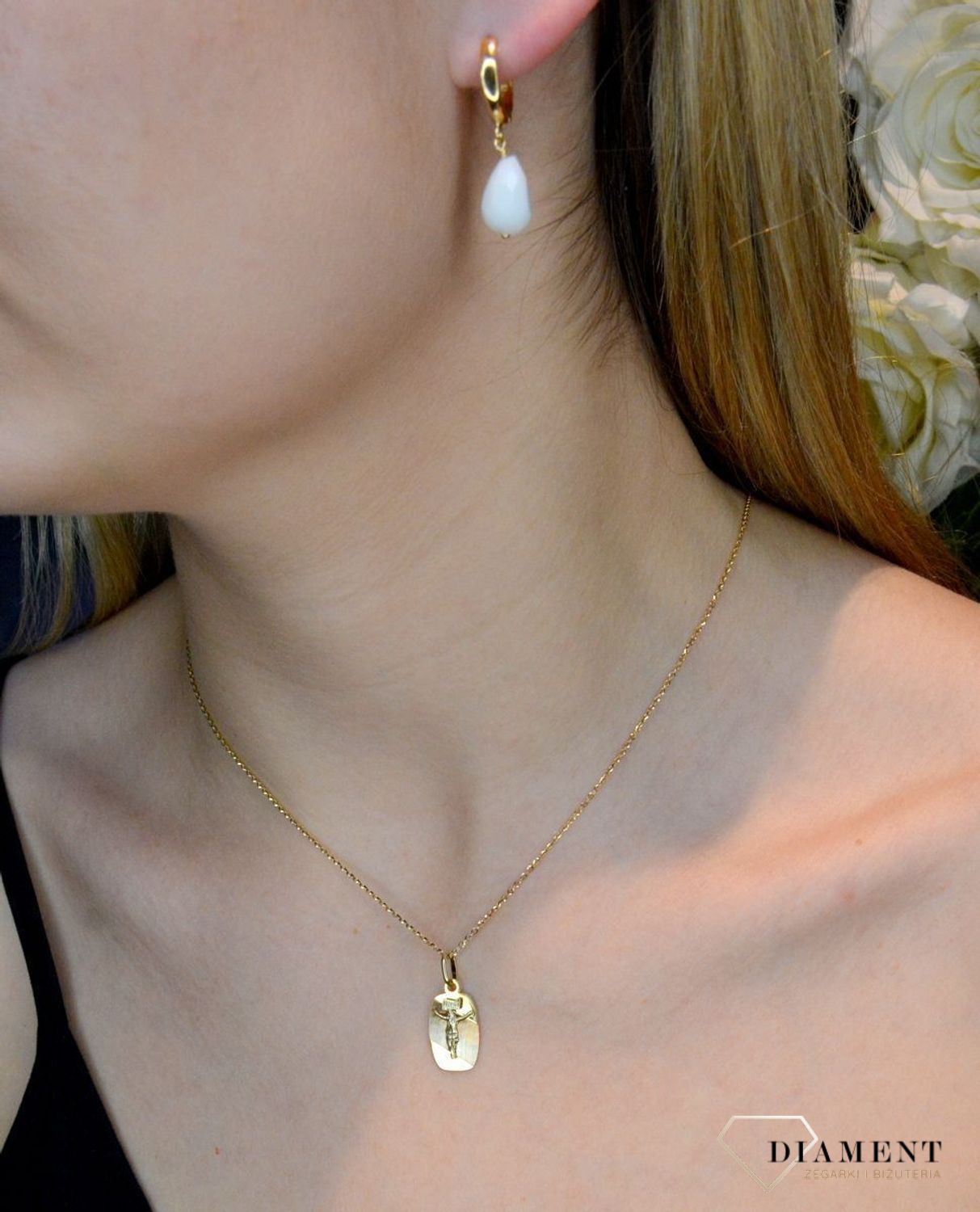 Złoty medalik 585 z wizerunkiem Jezusa na krzyżu DIA-ZAW-0474-585. Medalik będący wspaniałą pamiątką i prezentem z okazji chrztu, komunii czy bierzmowania. Zawieszka wykonana ze złota próby 585 Piękna biżuteria o bogatej symbo.jpg