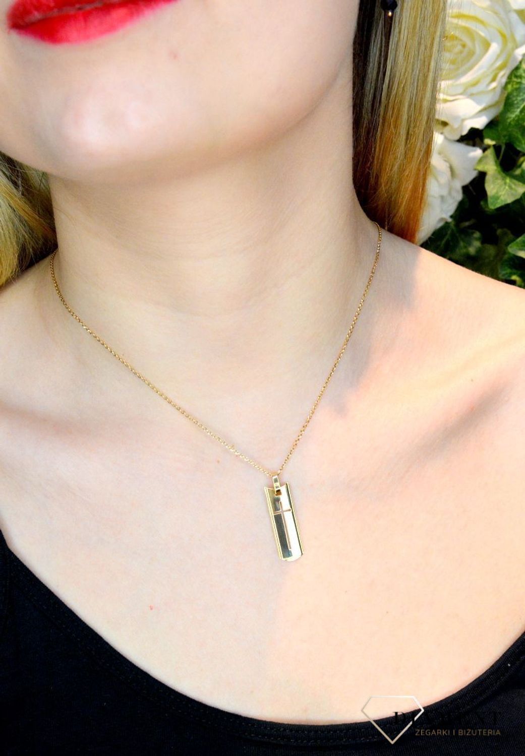 Złota zawieszka 585 krzyżyk na blaszce DIA-ZAW-0477-585. Krzyżyk będzie wspaniałą pamiątką i prezentem na różne okazje jak chrzest, bierzmowanie czy pierwsza komunia. Krzyżyk wykonany z próby złota 585. Na prezent..jpg