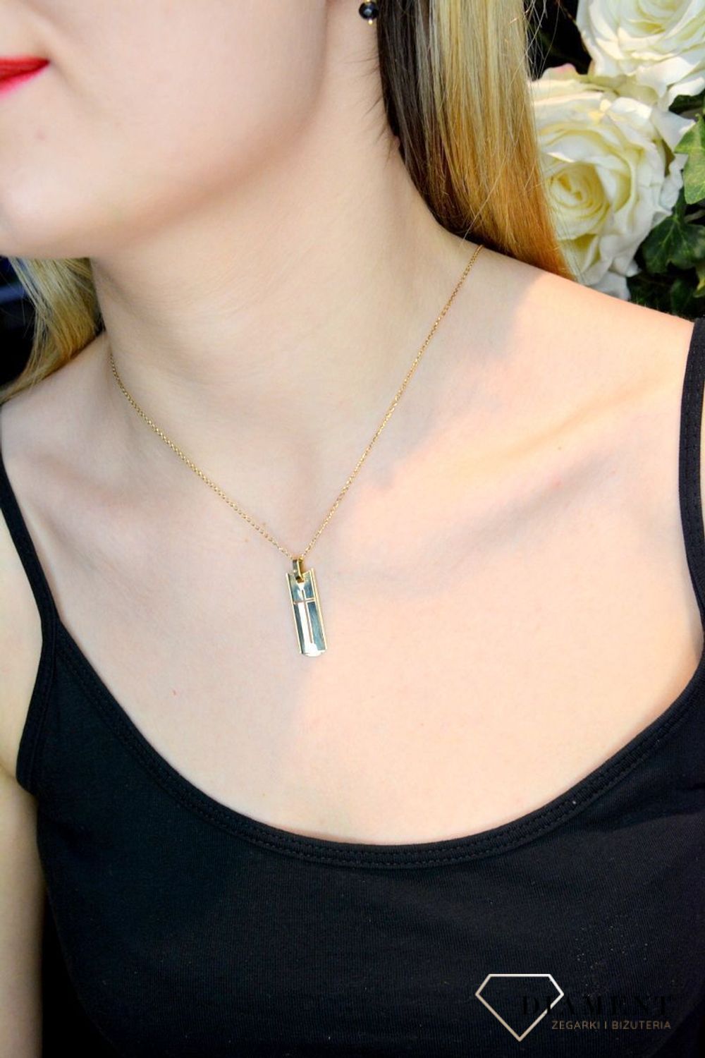 Złota zawieszka 585 krzyżyk na blaszce DIA-ZAW-0477-585. Krzyżyk będzie wspaniałą pamiątką i prezentem na różne okazje jak chrzest, bierzmowanie czy pierwsza komunia. Krzyżyk wykonany z próby złota 585. Na prezent..jpg