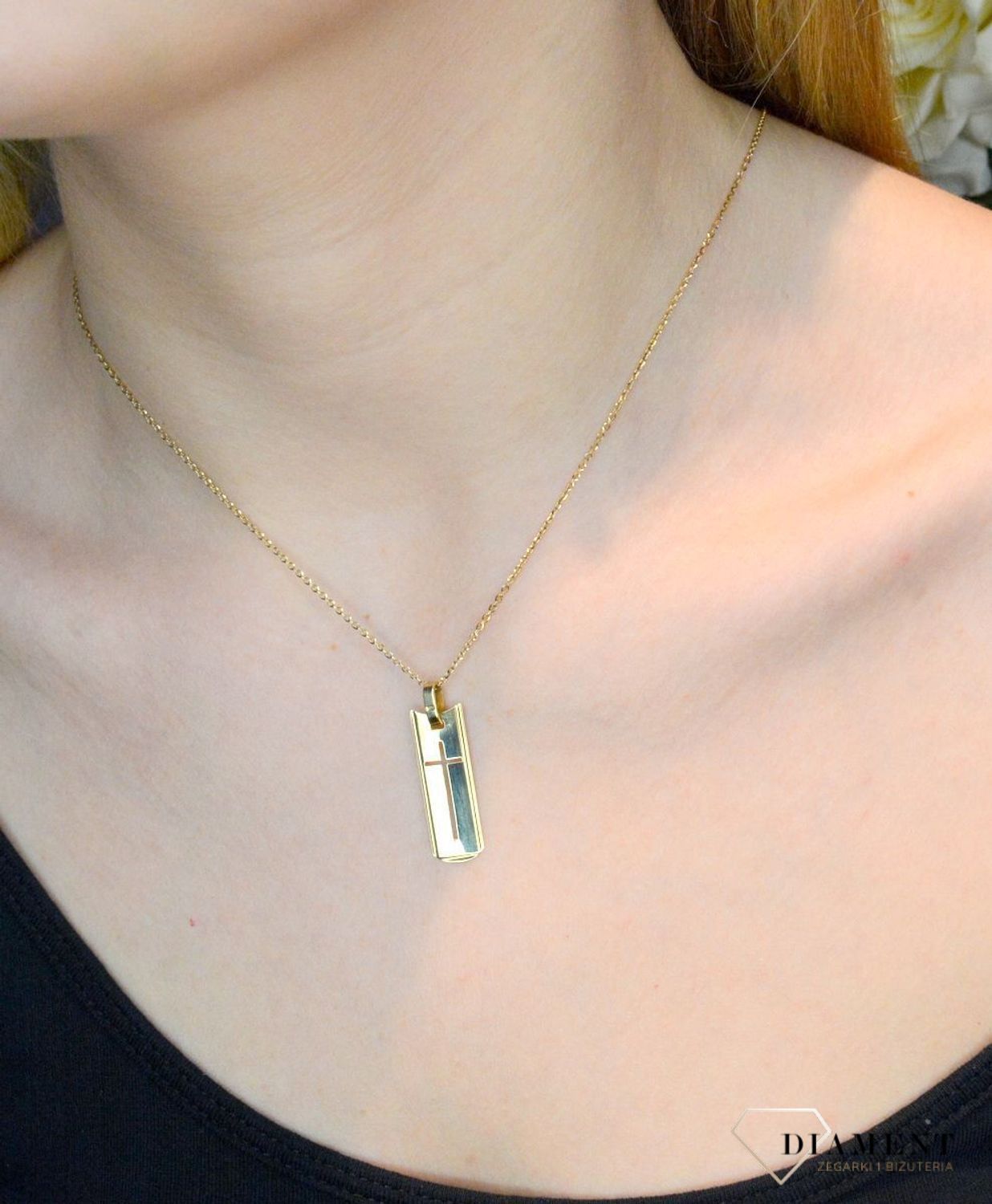 Złota zawieszka 585 krzyżyk na blaszce DIA-ZAW-0477-585. Krzyżyk będzie wspaniałą pamiątką i prezentem na różne okazje jak chrzest, bierzmowanie czy pierwsza komunia. Krzyżyk wykonany z próby złota 585. Na prezent..jpg