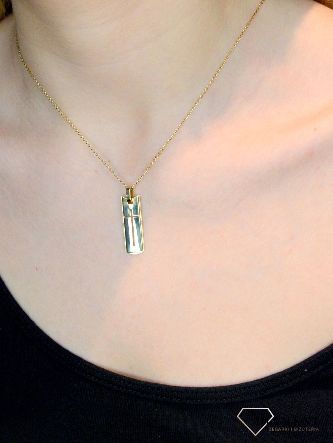 Złota zawieszka 585 krzyżyk na blaszce DIA-ZAW-0477-585. Krzyżyk będzie wspaniałą pamiątką i prezentem na różne okazje jak chrzest, bierzmowanie czy pierwsza komunia. Krzyżyk wykonany z próby złota 585. Na prezent..jpg