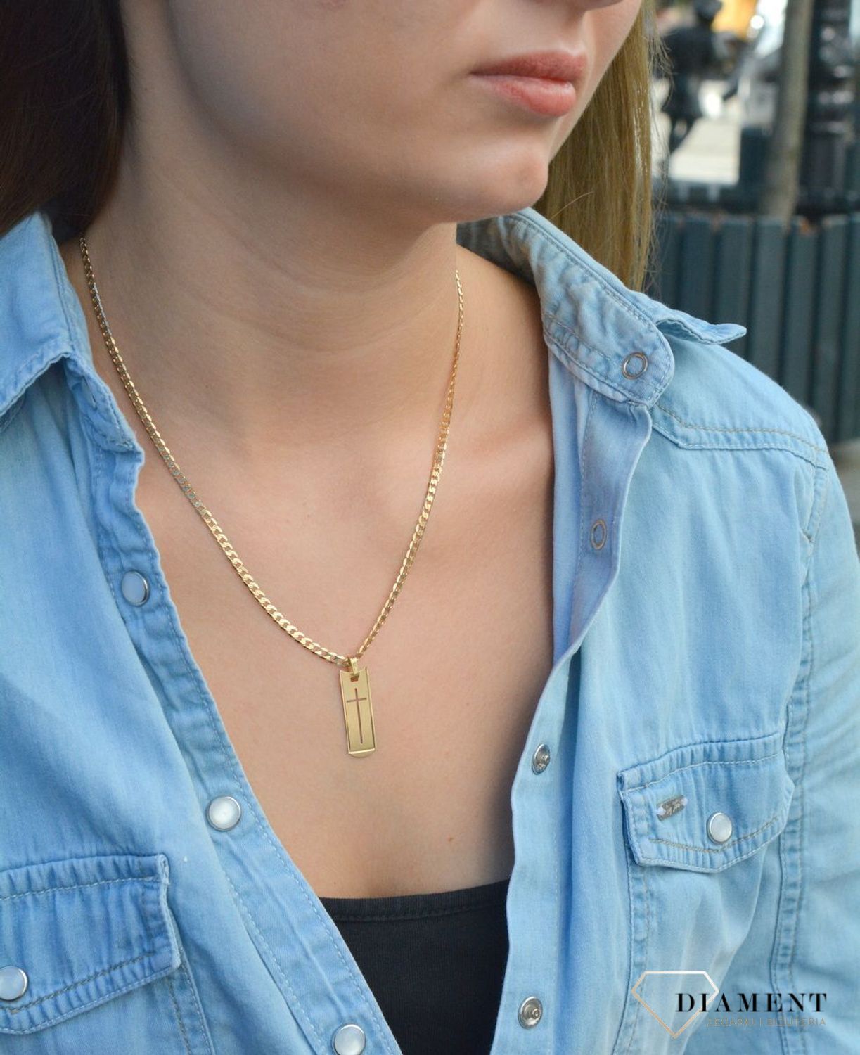 Złota zawieszka na łańcuszek krzyżyk na matowej blaszce DIA-ZAW-0477MAT-585. Złoty wisiorek krzyżyk to biżuteria sakralna, która sprawdzi się jako prezent na takie okazje jak chrzest, bierzmowanie czy komunia..jpg