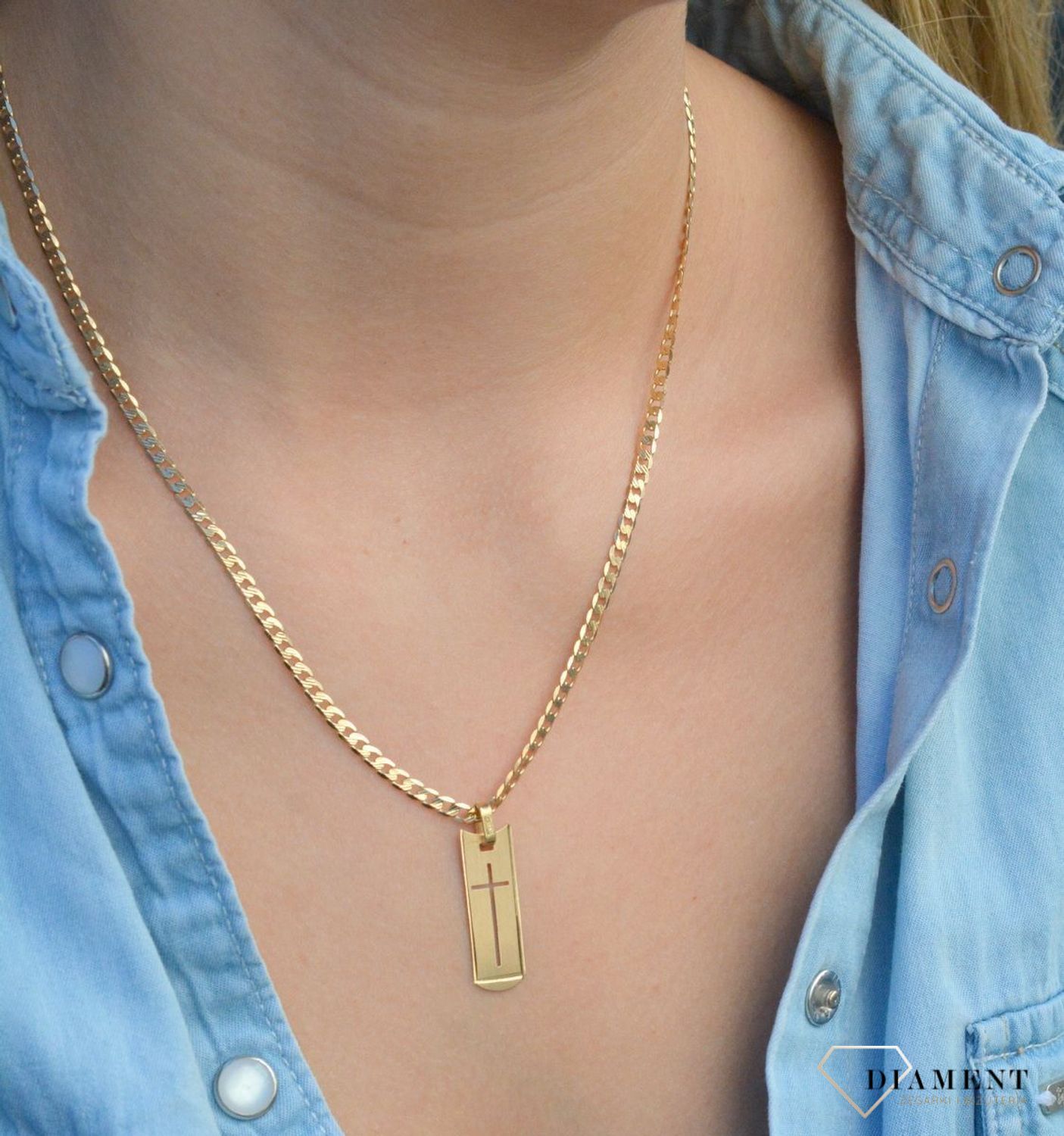 Złota zawieszka na łańcuszek krzyżyk na matowej blaszce DIA-ZAW-0477MAT-585. Złoty wisiorek krzyżyk to biżuteria sakralna, która sprawdzi się jako prezent na takie okazje jak chrzest, bierzmowanie czy komunia..jpg