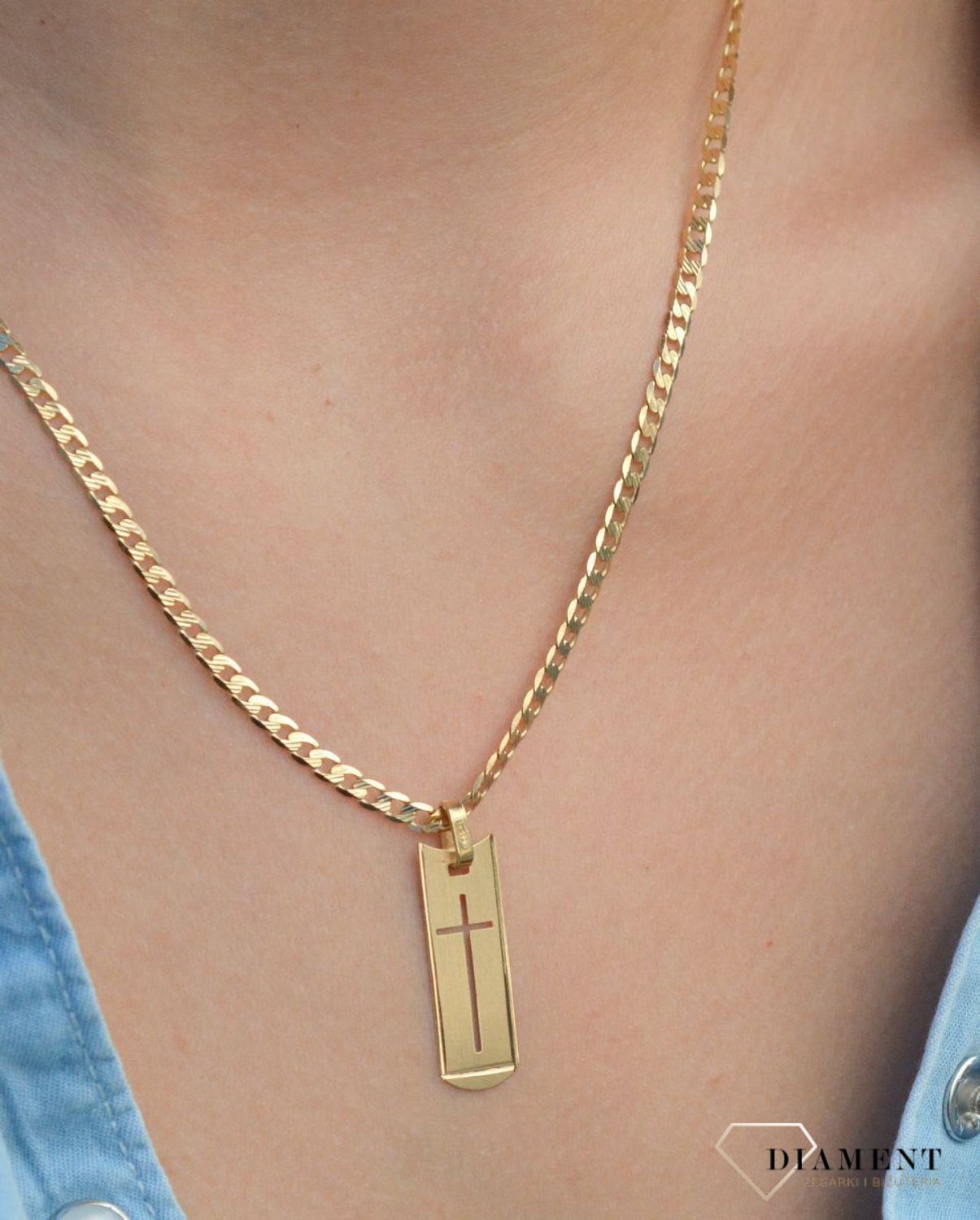 Złota zawieszka na łańcuszek krzyżyk na matowej blaszce DIA-ZAW-0477MAT-585. Złoty wisiorek krzyżyk to biżuteria sakralna, która sprawdzi się jako prezent na takie okazje jak chrzest, bierzmowanie czy komunia..jpg