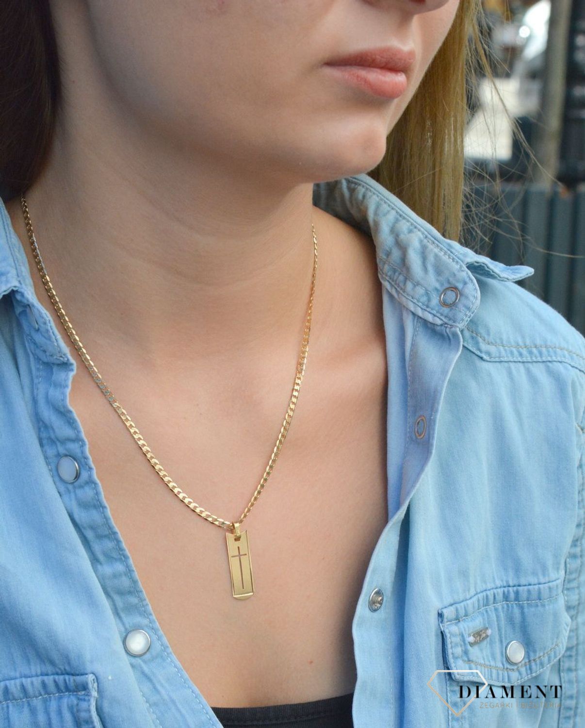 Złota zawieszka na łańcuszek krzyżyk na matowej blaszce DIA-ZAW-0477MAT-585. Złoty wisiorek krzyżyk to biżuteria sakralna, która sprawdzi się jako prezent na takie okazje jak chrzest, bierzmowanie czy komunia..jpg