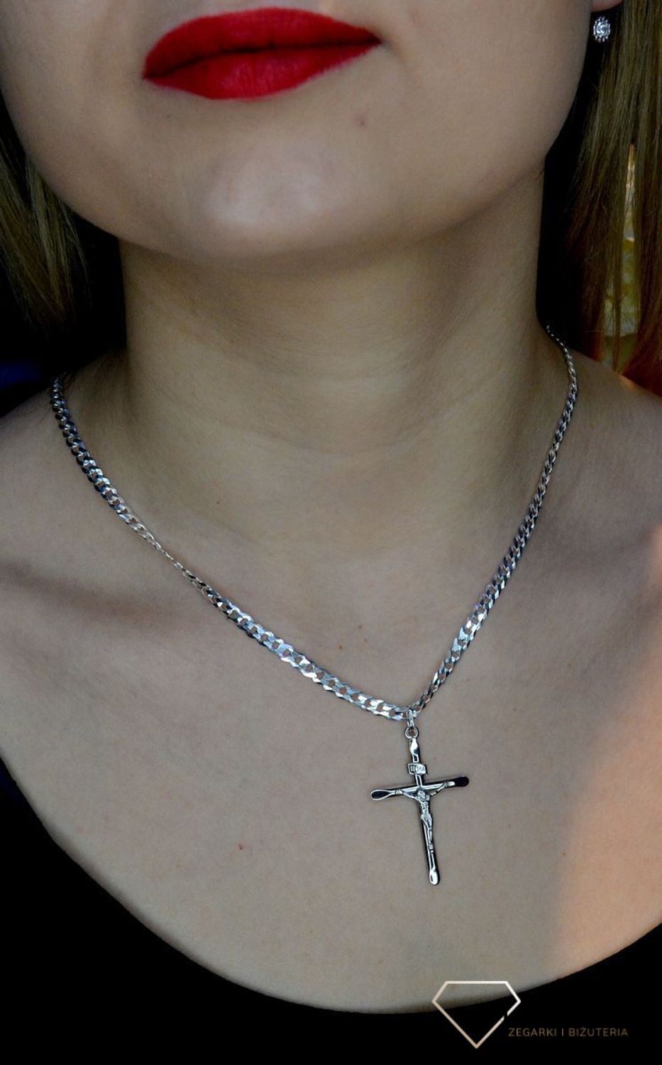 Złota zawieszka 585 krzyżyk w białym złocie z wizerunkiem Jezusa DIA-ZAW-0492-585. Krzyżyk będzie wspaniałą pamiątką i prezentem na różne okazje jak chrzest, bierzmowanie czy pierwsza komunia. Krzyżyk wykonany z próby złota 58.jpg