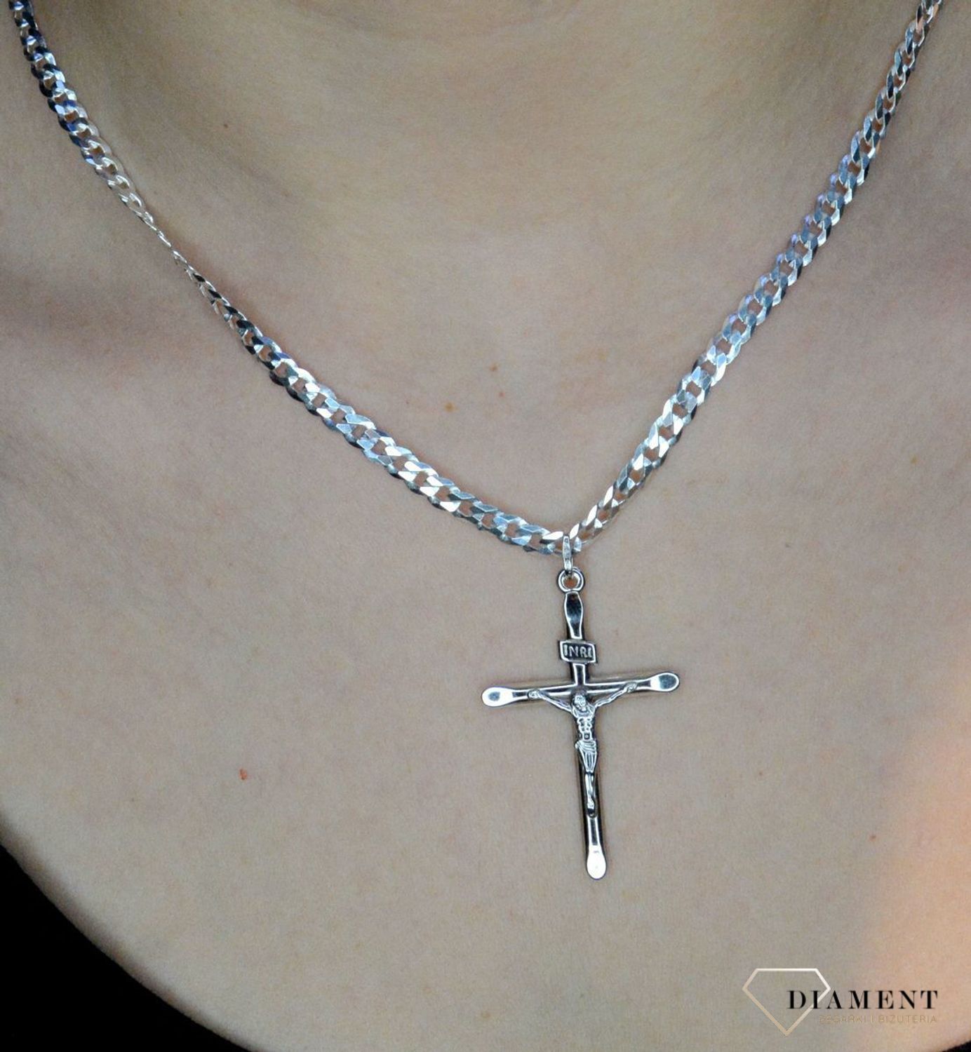 Złota zawieszka 585 krzyżyk w białym złocie z wizerunkiem Jezusa DIA-ZAW-0492-585. Krzyżyk będzie wspaniałą pamiątką i prezentem na różne okazje jak chrzest, bierzmowanie czy pierwsza komunia. Krzyżyk wykonany z próby złota 58.jpg